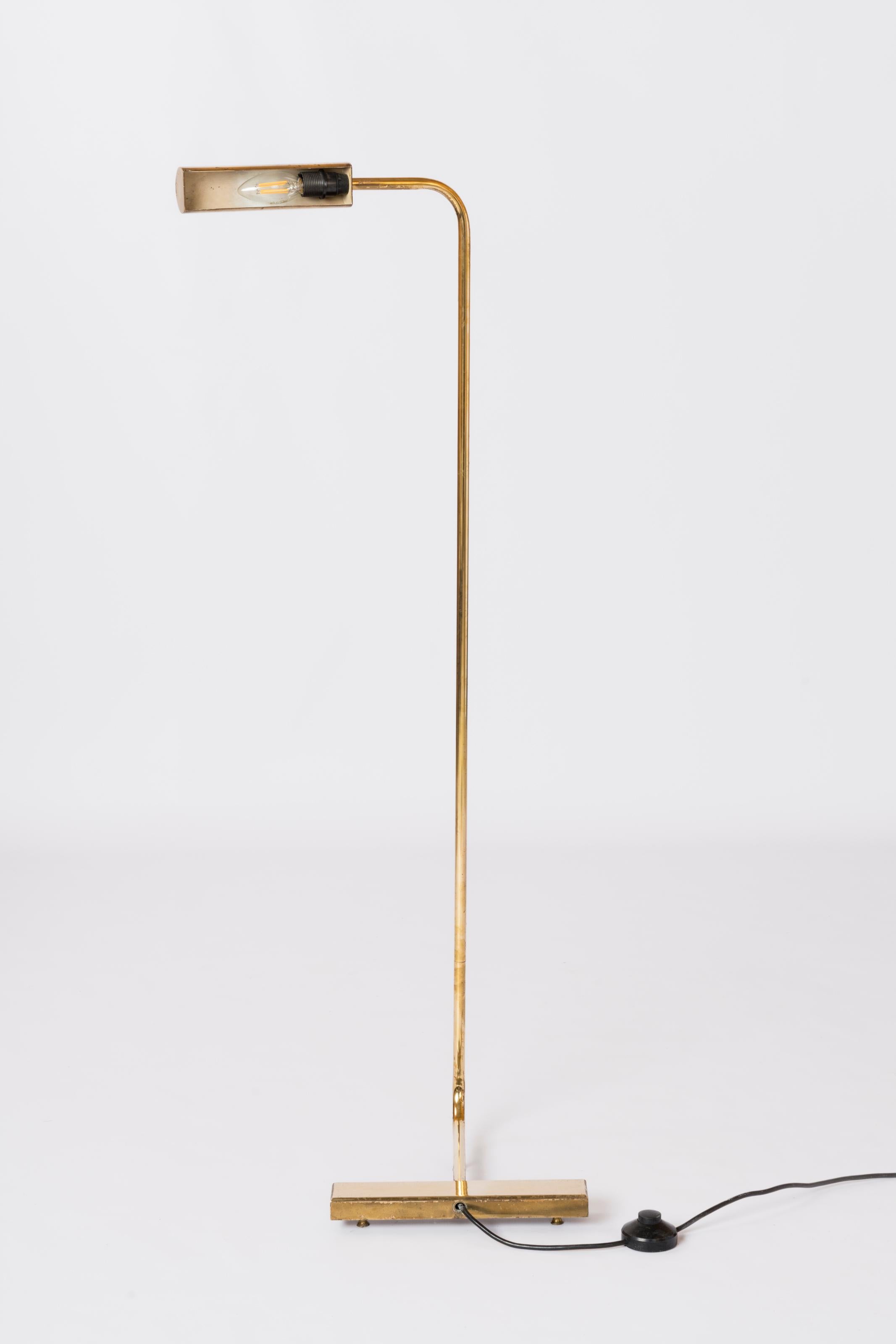Sleek and iconic floor lamp or reading lamp attributed to Cedric Hartman.
Gilt bronze.
The upper section fully rotates horizontally. The shade rotates 360°.
In fair vintage condition.
European socket and wiring.
This lamp ships out of France and can