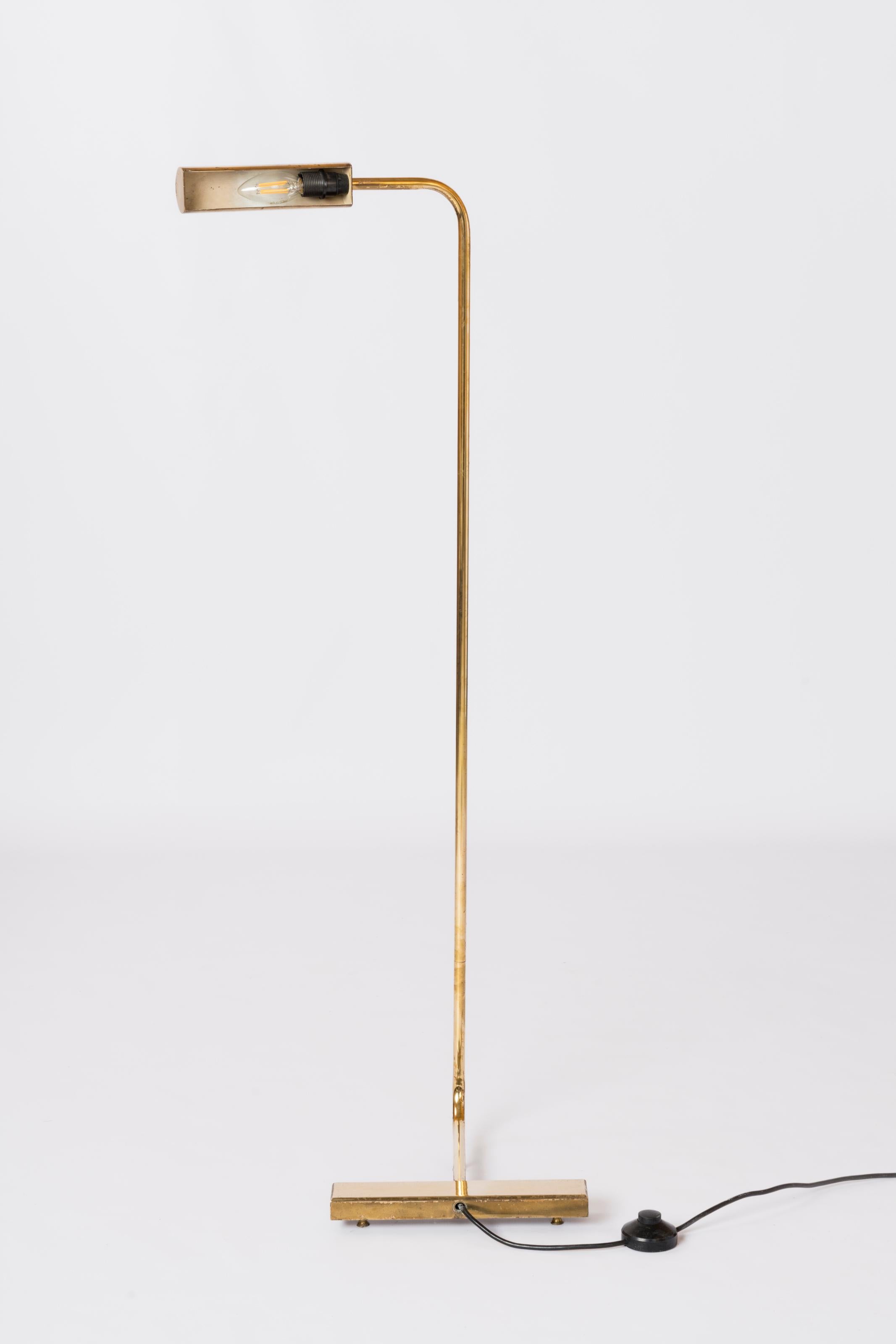 Lampadaire ou lampe de lecture élégant et emblématique attribué à Cedric Hartman.
Bronze doré.
La partie supérieure pivote entièrement à l'horizontale. L'abat-jour pivote sur 360°.
En bonne condition vintage.
Prise et câblage européens.
Cette lampe