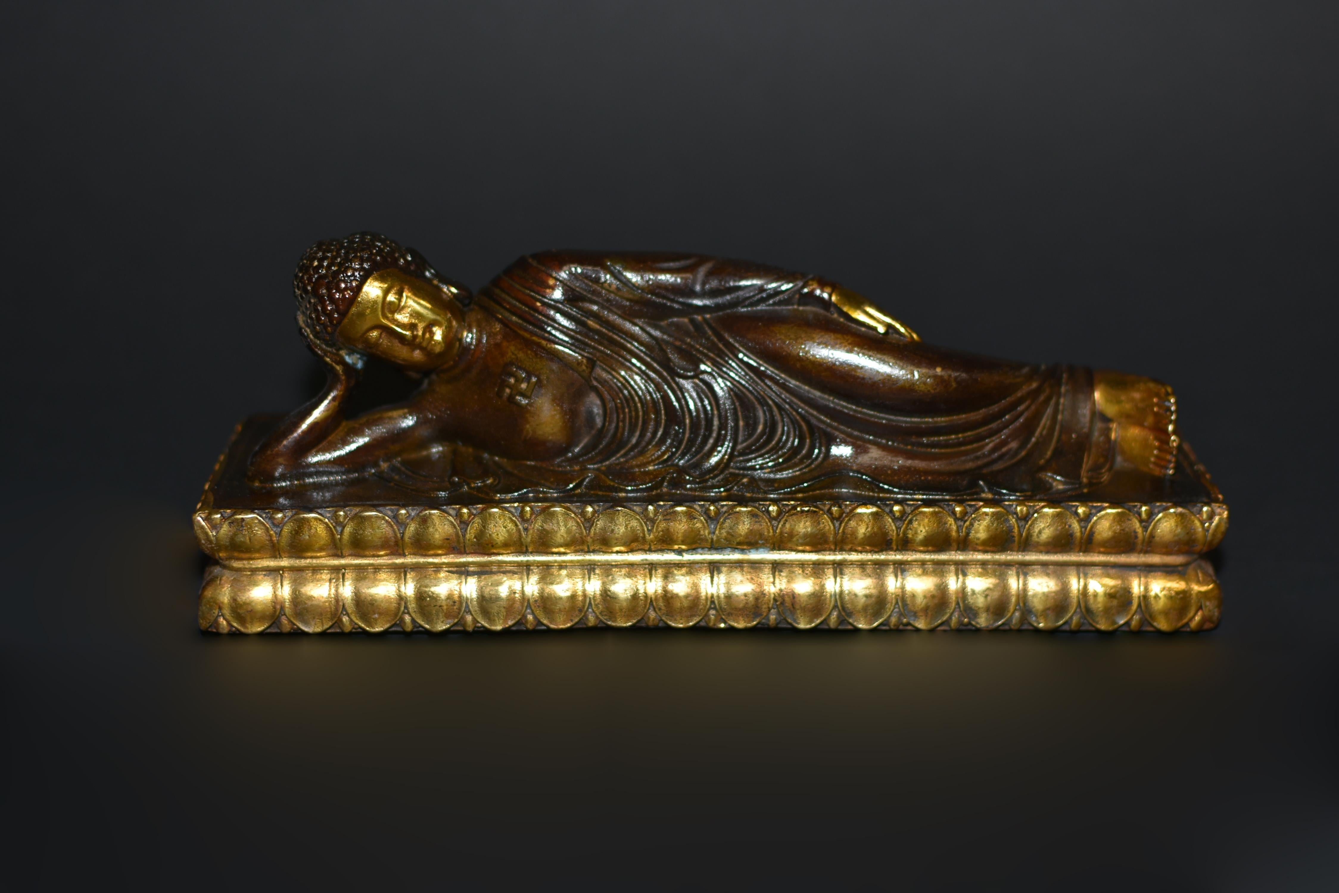 Gilt Bronze Reclining Buddha In Good Condition For Sale In Somis, CA