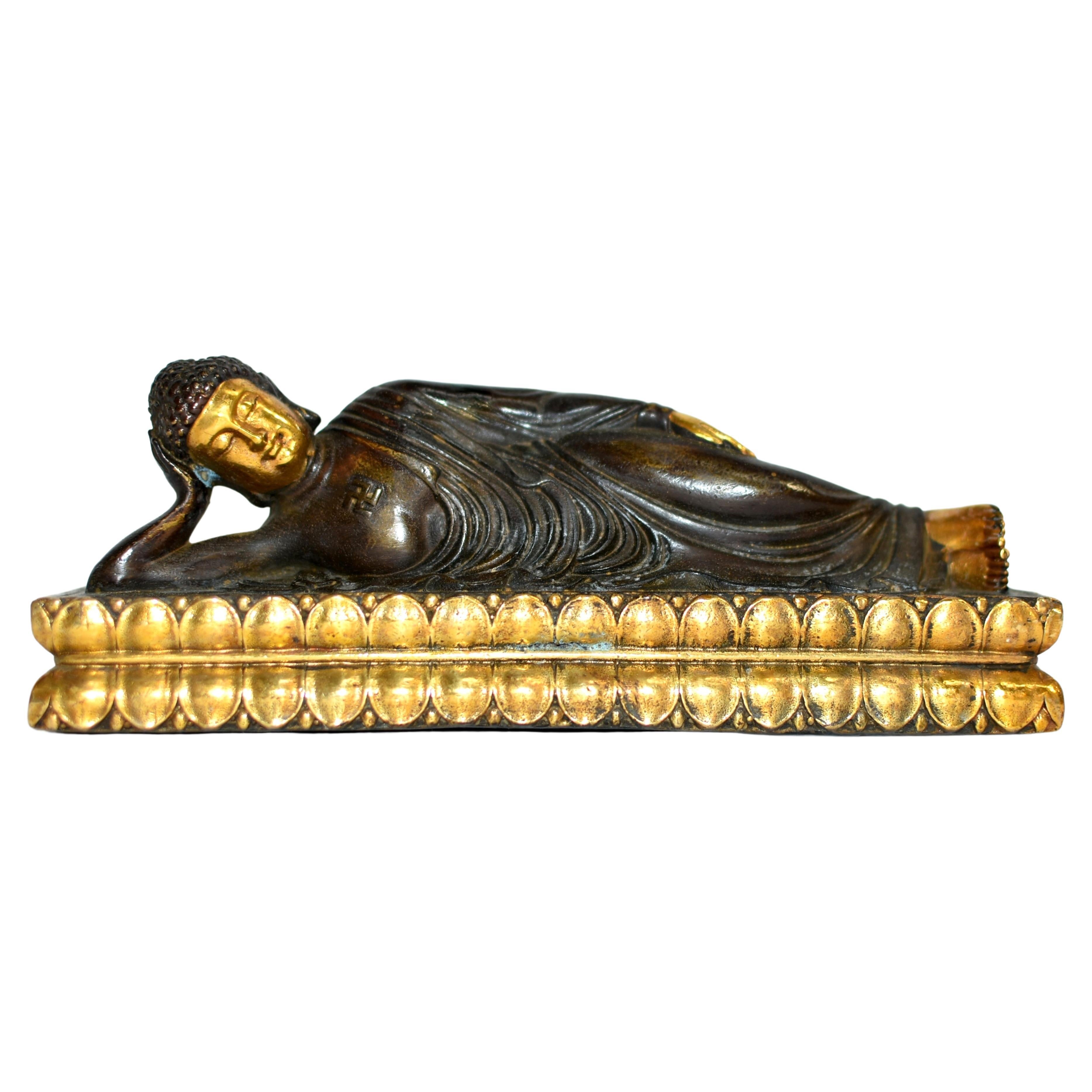 Bouddha couché en bronze doré