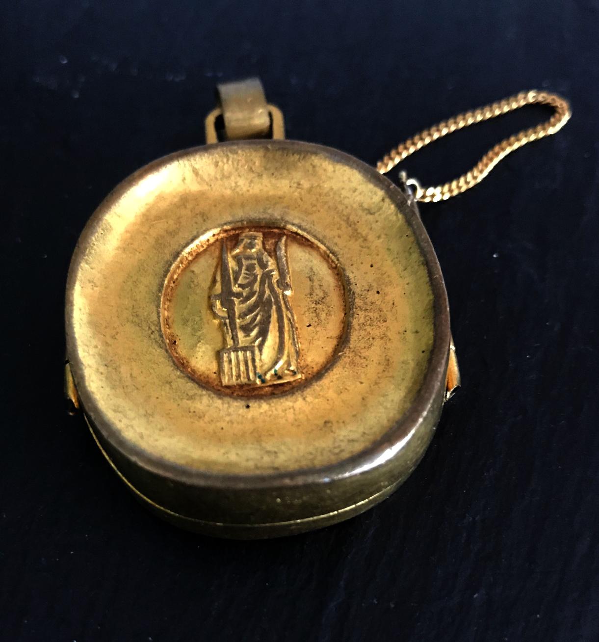 Reliquary-Anhänger aus vergoldeter Bronze von Line Vautrin (Vergoldet) im Angebot