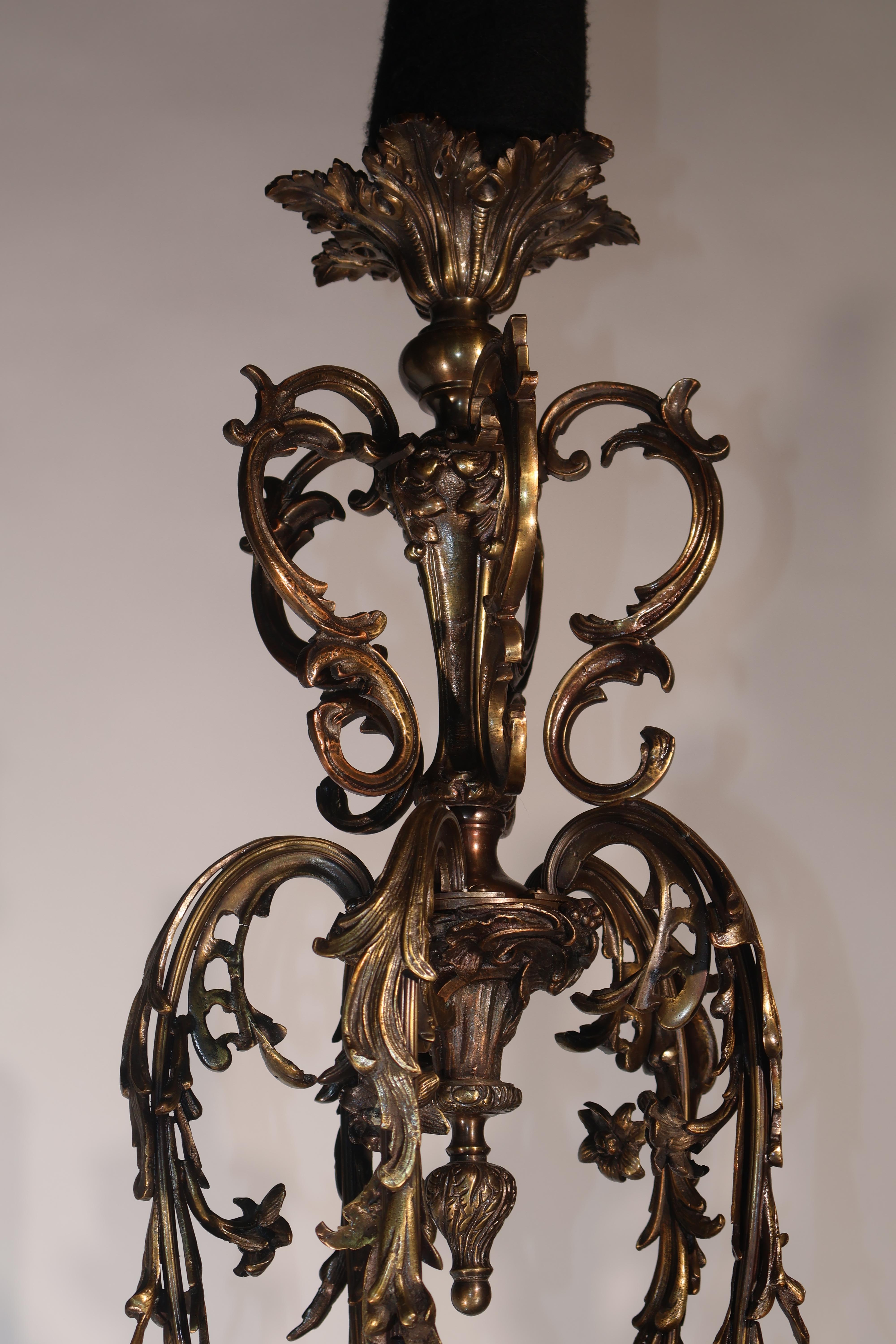 Lampadario rococò in bronzo dorato con 20 luci in vendita 3