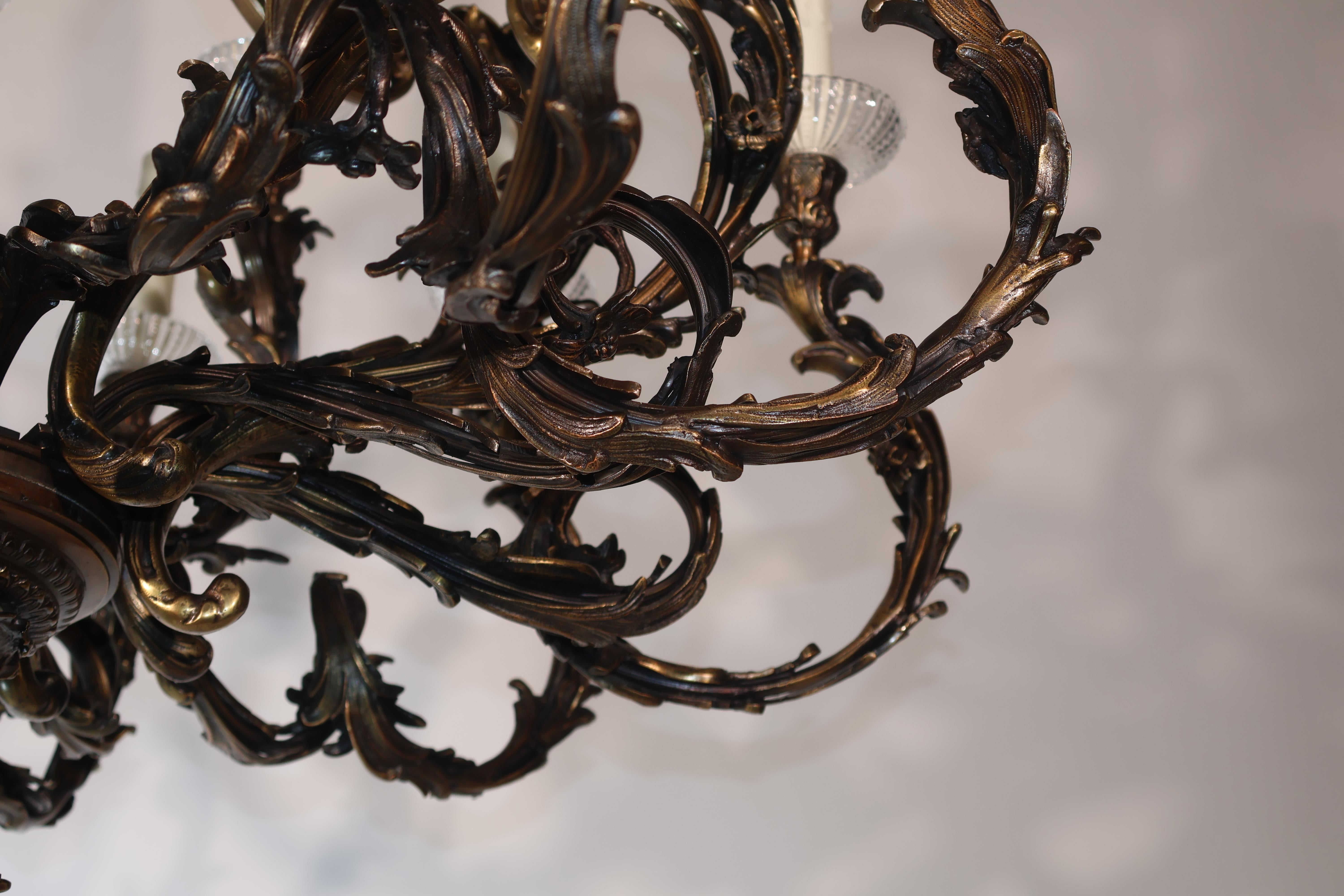 Lampadario rococò in bronzo dorato con 20 luci in vendita 4