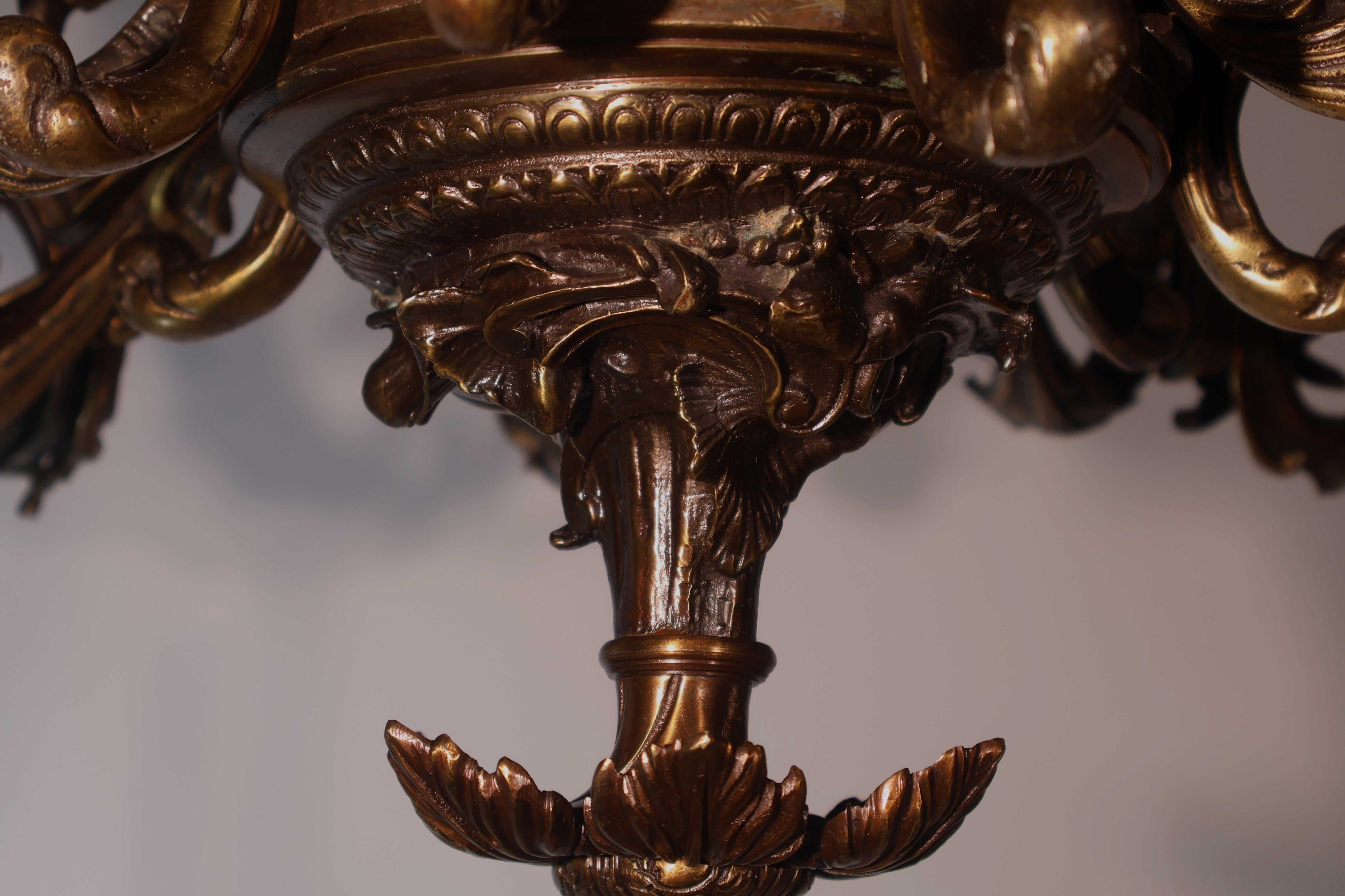 Stupendo lampadario in bronzo dorato in stile 