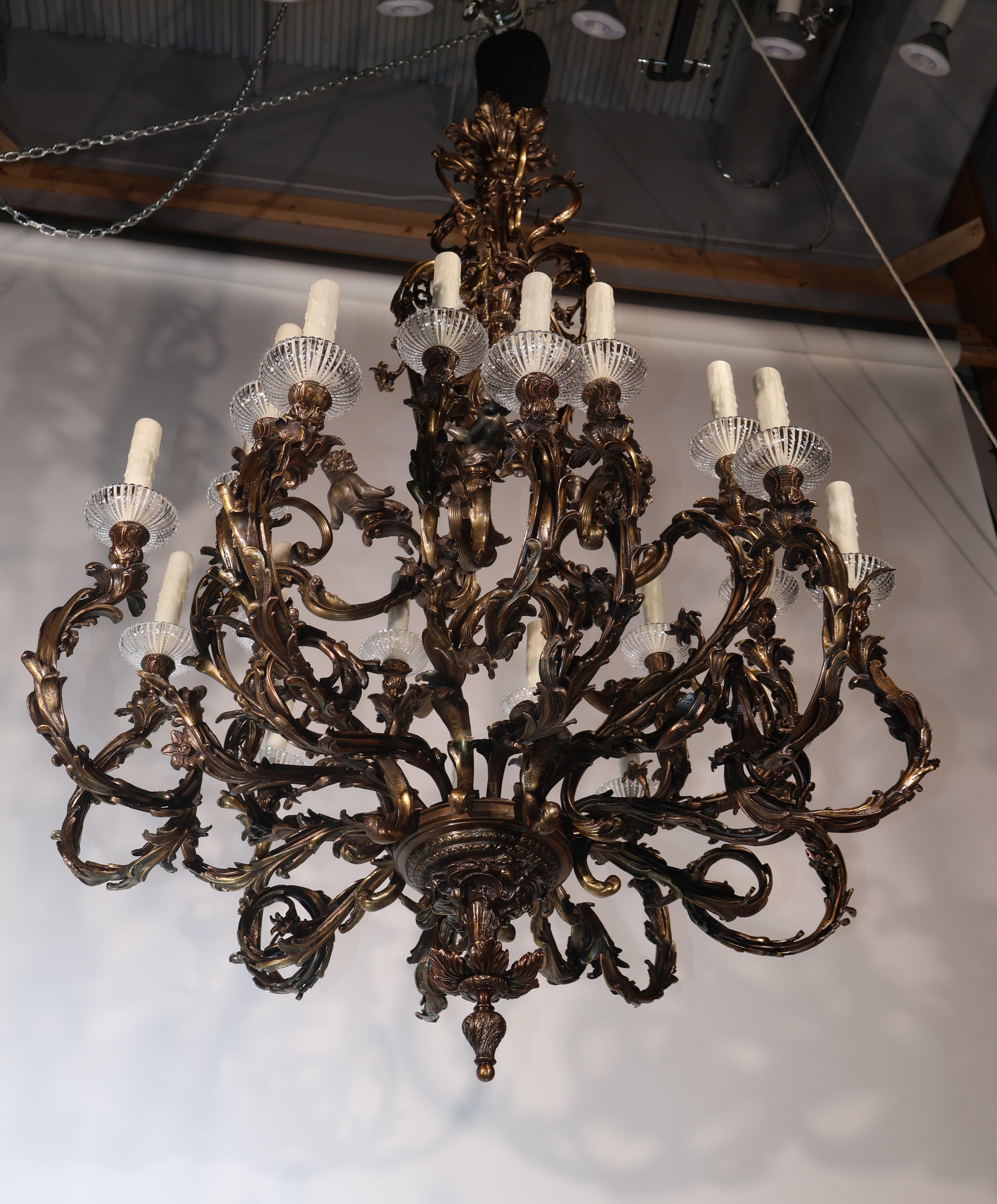 Rococò Lampadario rococò in bronzo dorato con 20 luci in vendita