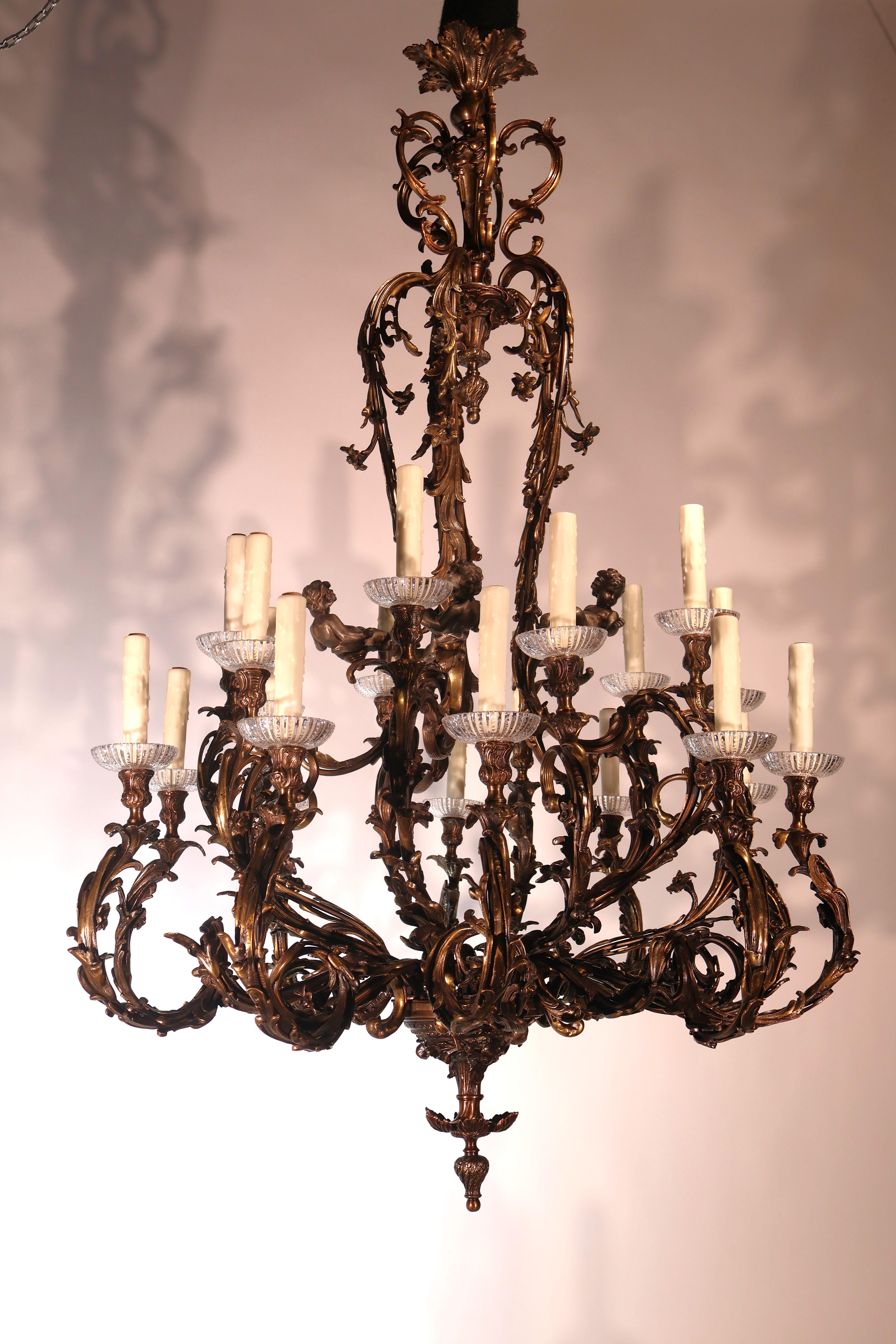 Francese Lampadario rococò in bronzo dorato con 20 luci in vendita