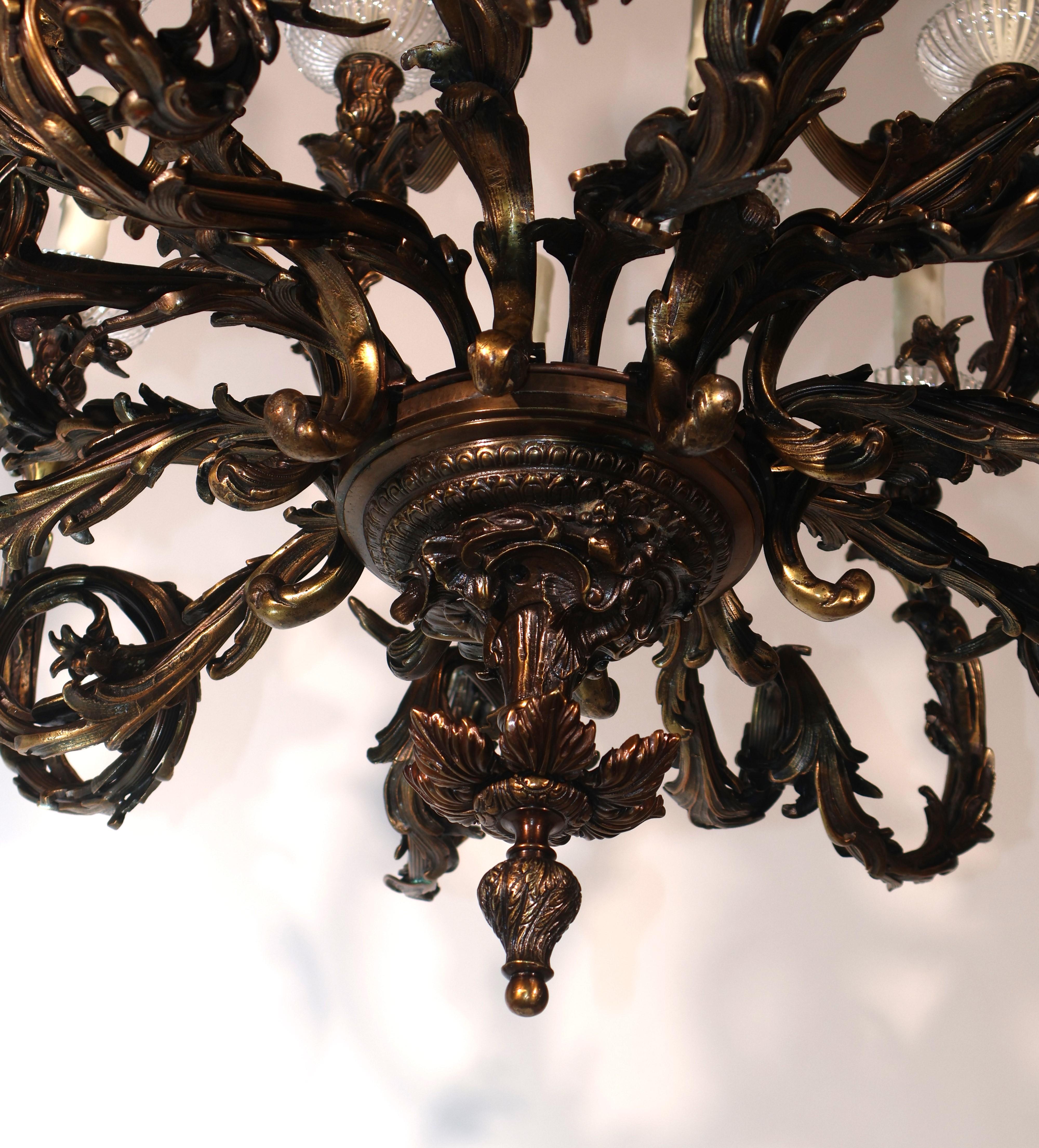 Dorato Lampadario rococò in bronzo dorato con 20 luci in vendita
