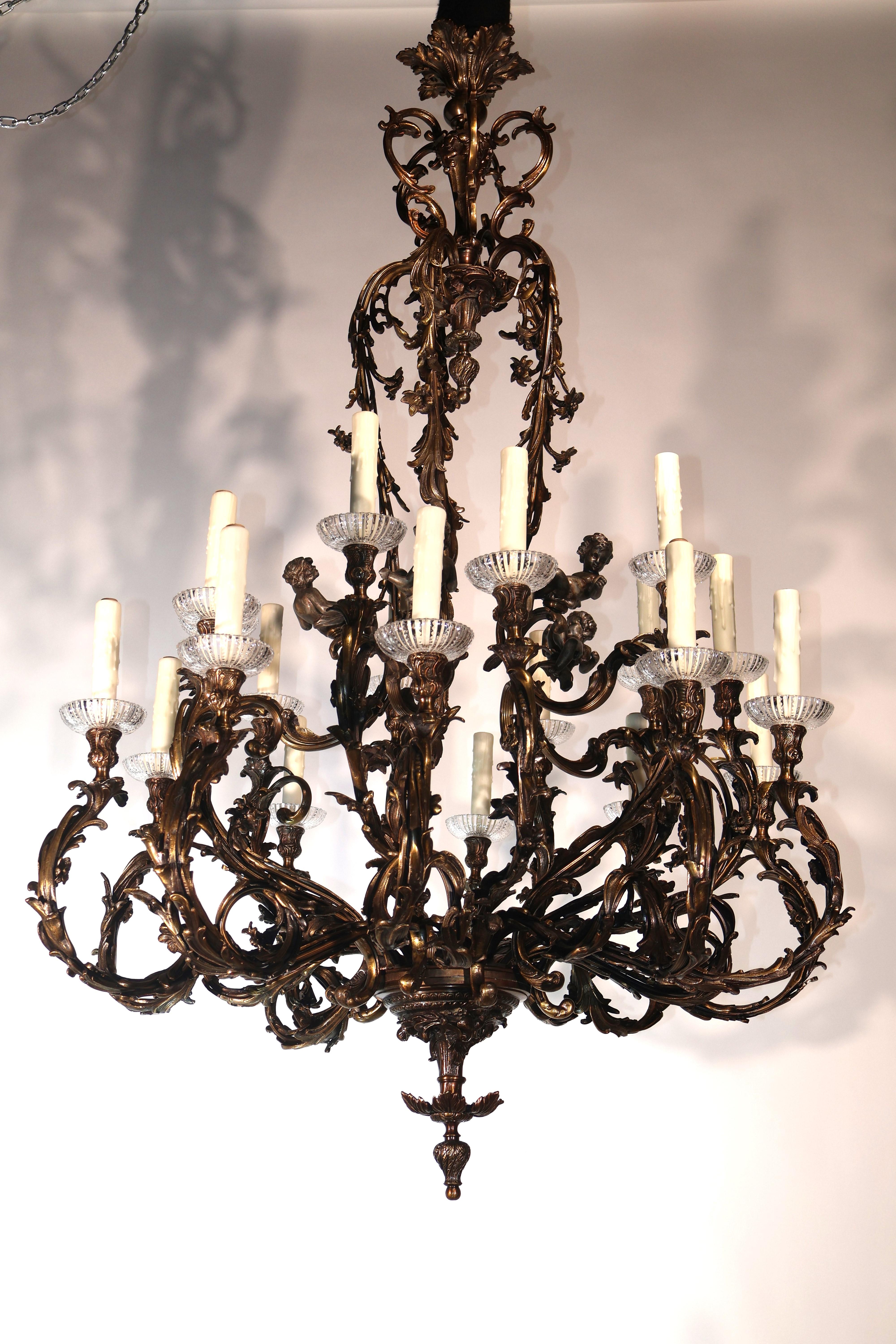 Lampadario rococò in bronzo dorato con 20 luci In condizioni buone in vendita a Atlanta, GA
