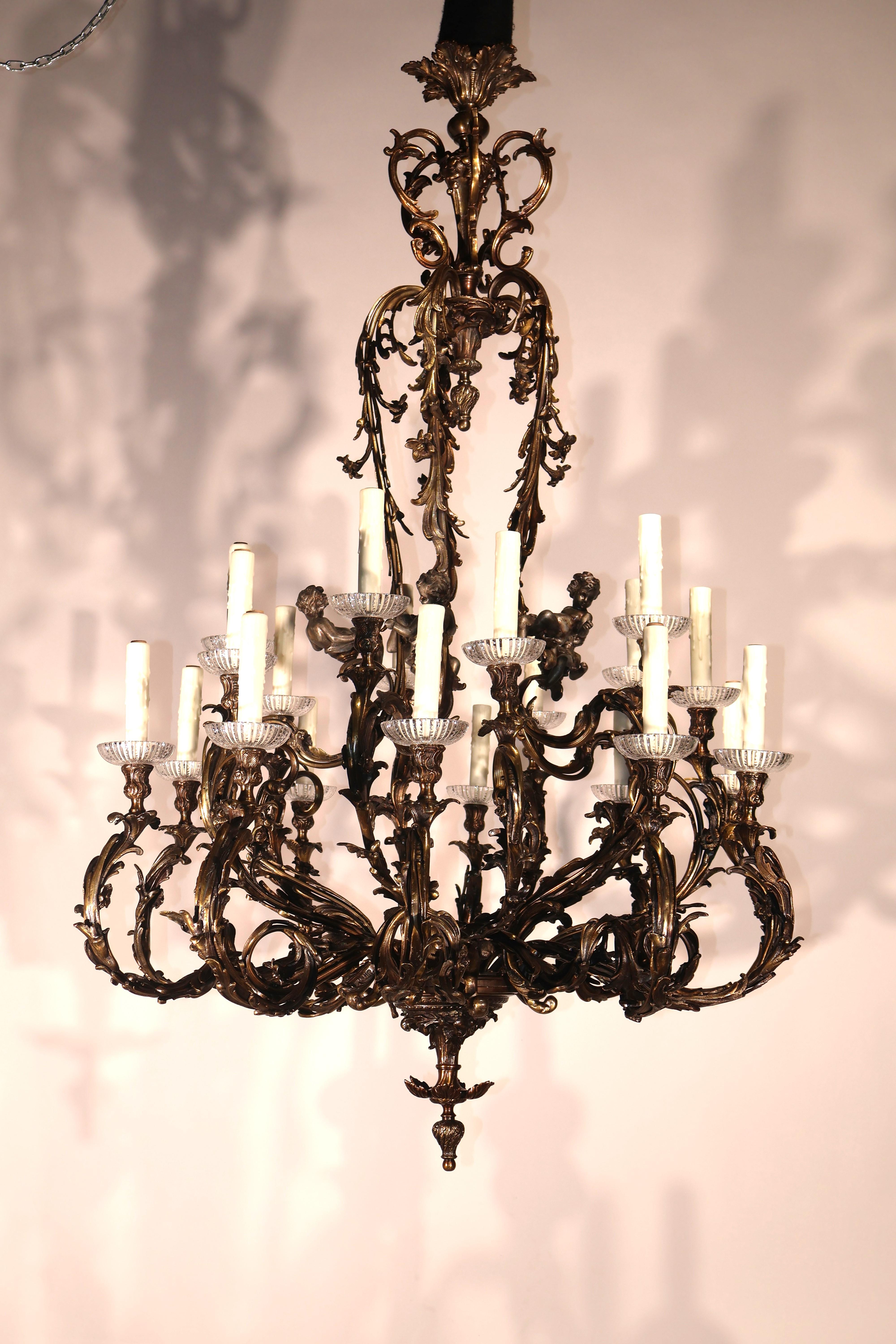 Inizio XX secolo Lampadario rococò in bronzo dorato con 20 luci in vendita