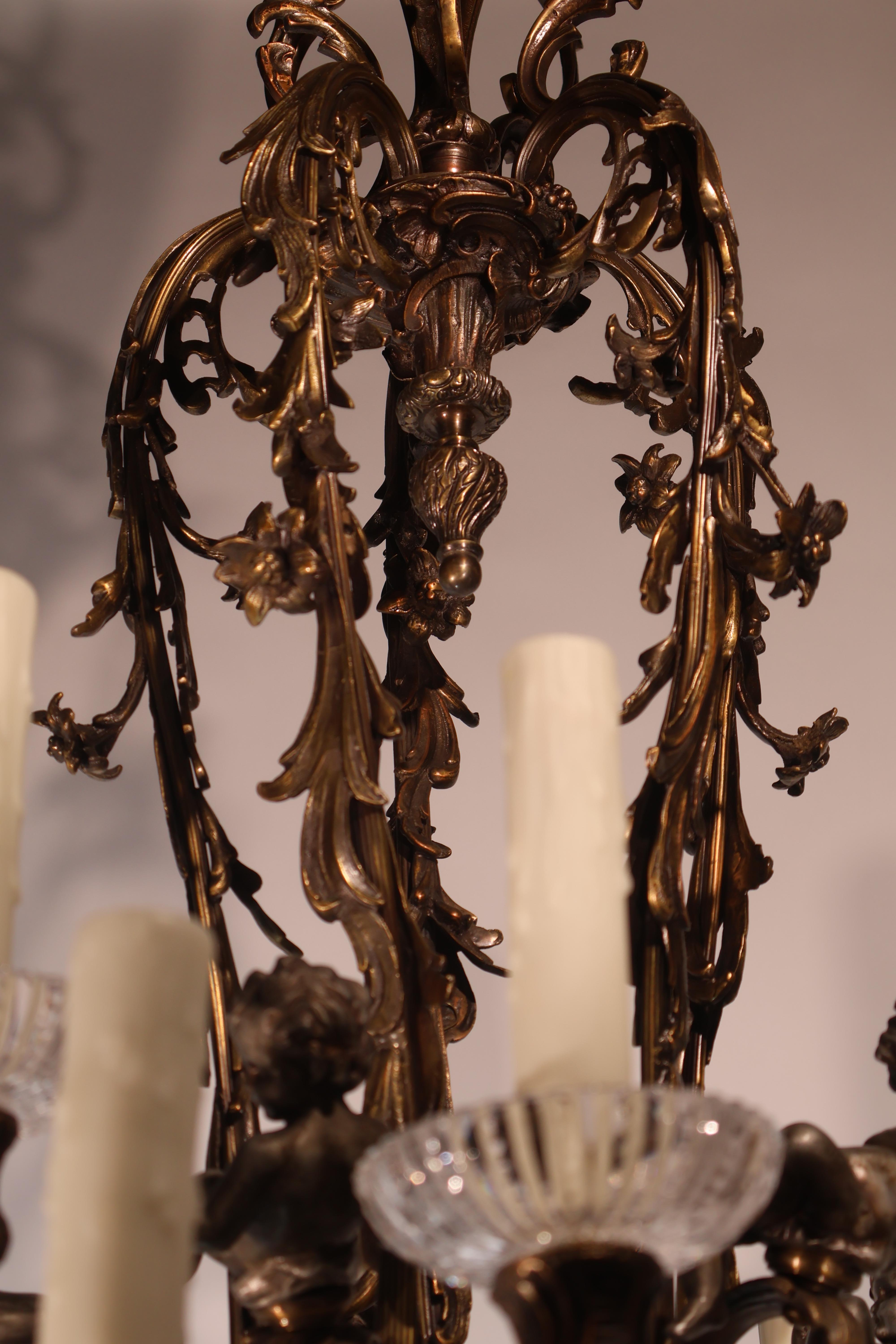 Bronzo Lampadario rococò in bronzo dorato con 20 luci in vendita