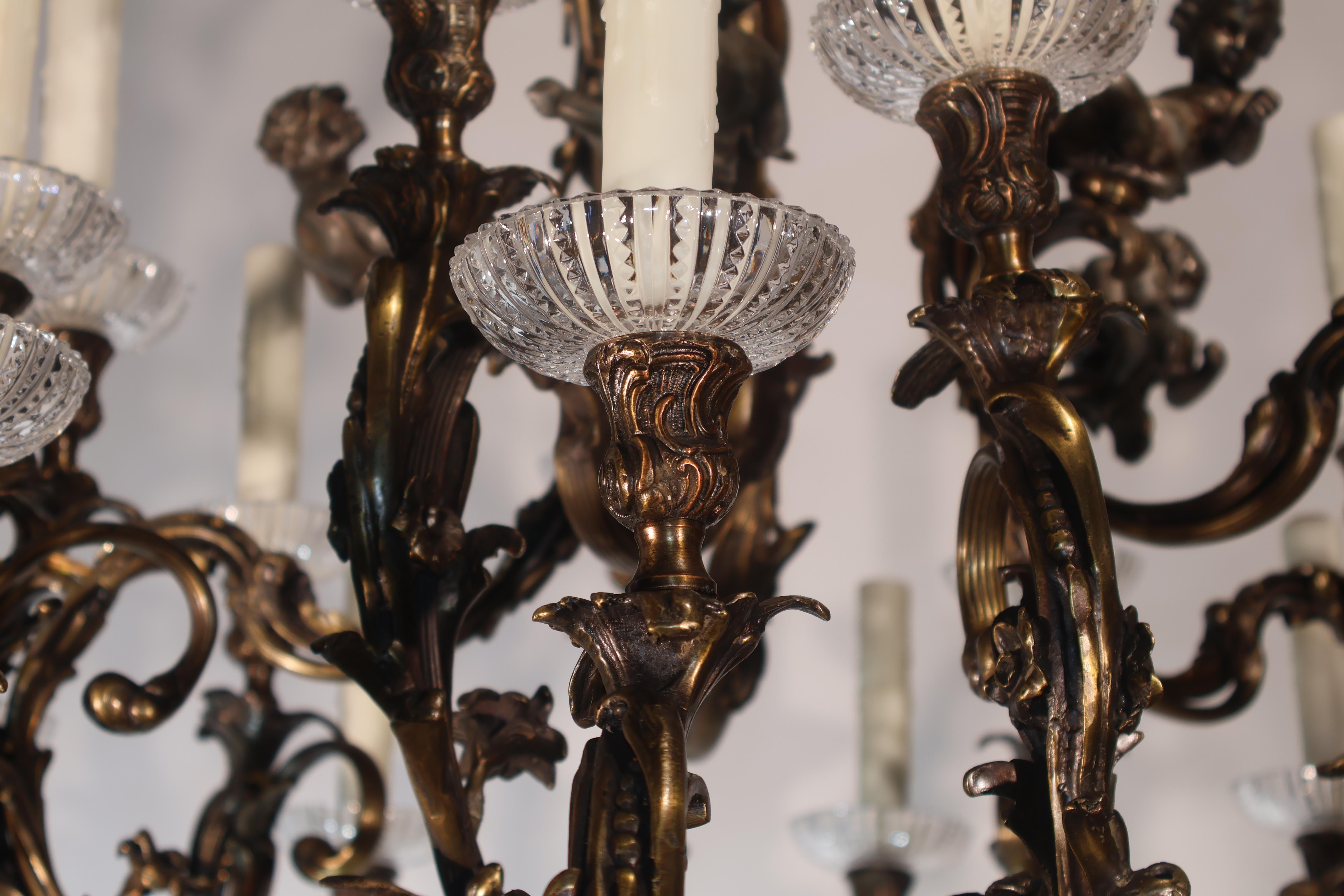 Lampadario rococò in bronzo dorato con 20 luci in vendita 1