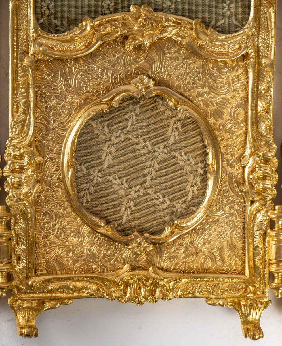 Gilt bronze screen photo frame late 19th century 
Louis XV style
In perfect condition
Measures: Width : 37 cm
Height : 32 cm.