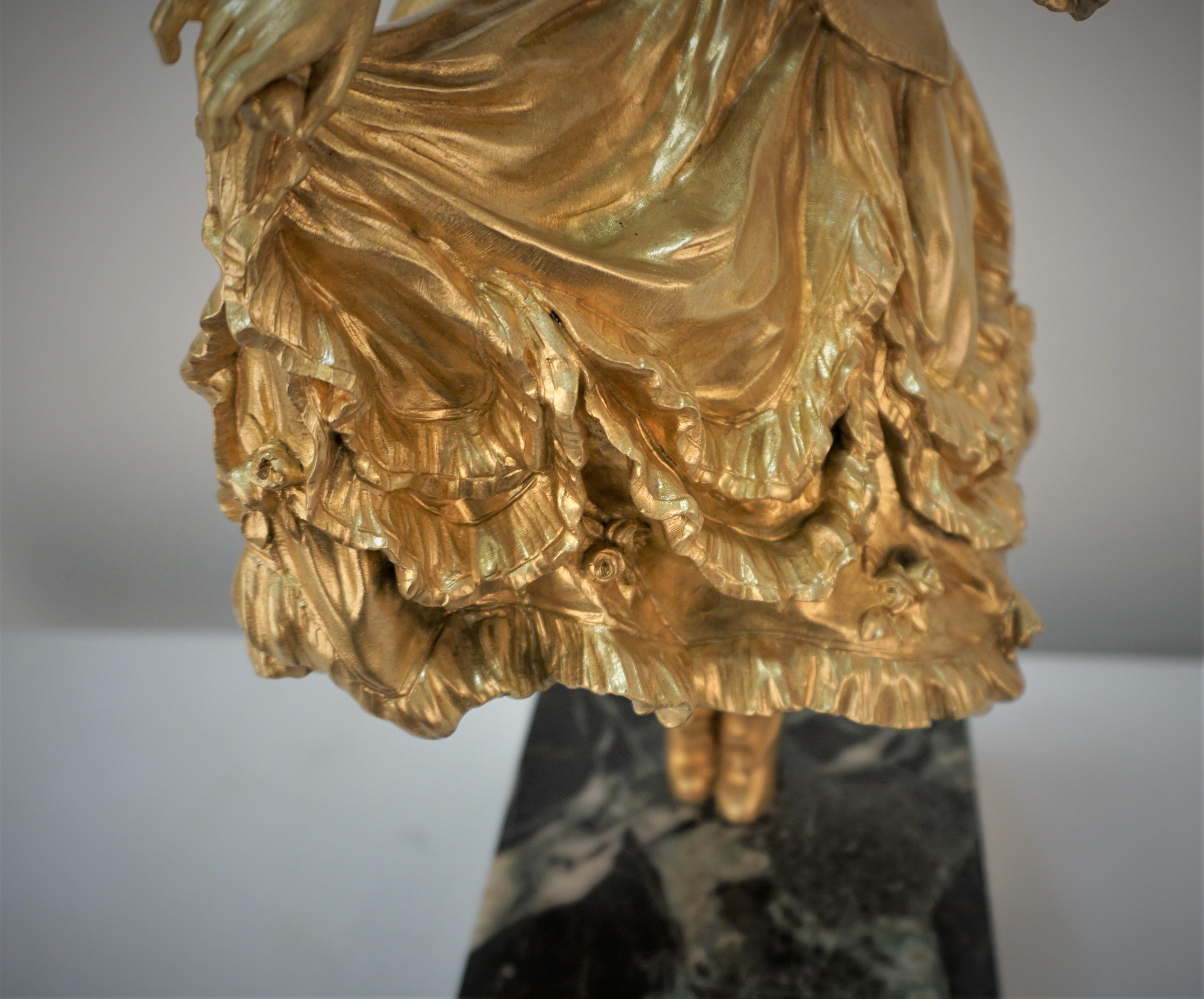 Vergoldete Bronzeskulptur einer Frau im Tanz aus vergoldeter Bronze von Claire Jeanne Roberte Colinet (Französisch) im Angebot