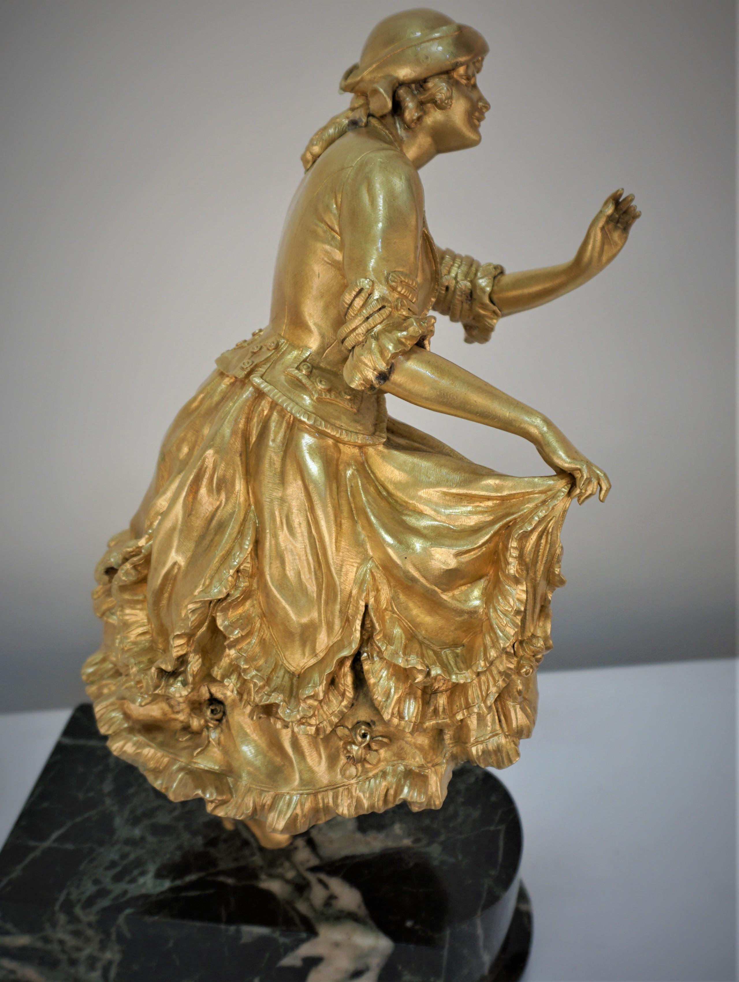 Doré Sculpture en bronze doré d'une femme dansant par Claire Jeanne Roberte Colinet en vente