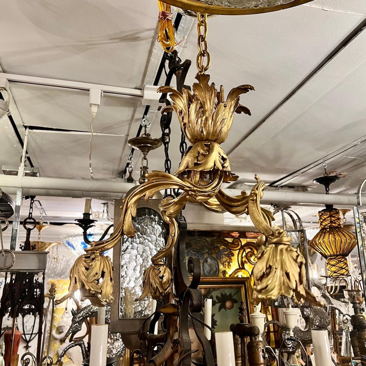 Un lampadario francese in bronzo dorato del 1920 circa con 4 luci.

Misure:
Altezza del corpo: 15
Caduta attuale: 24
Diametro: 18