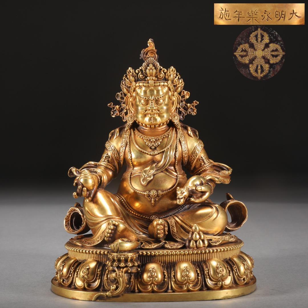 Cette statue de Bouddha de la Fortune assis en bronze doré, d'une grande beauté, rayonne de tranquillité et d'abondance. Réalisé en bronze doré de haute qualité, il représente un bouddha serein en position assise, symbolisant la paix intérieure, la