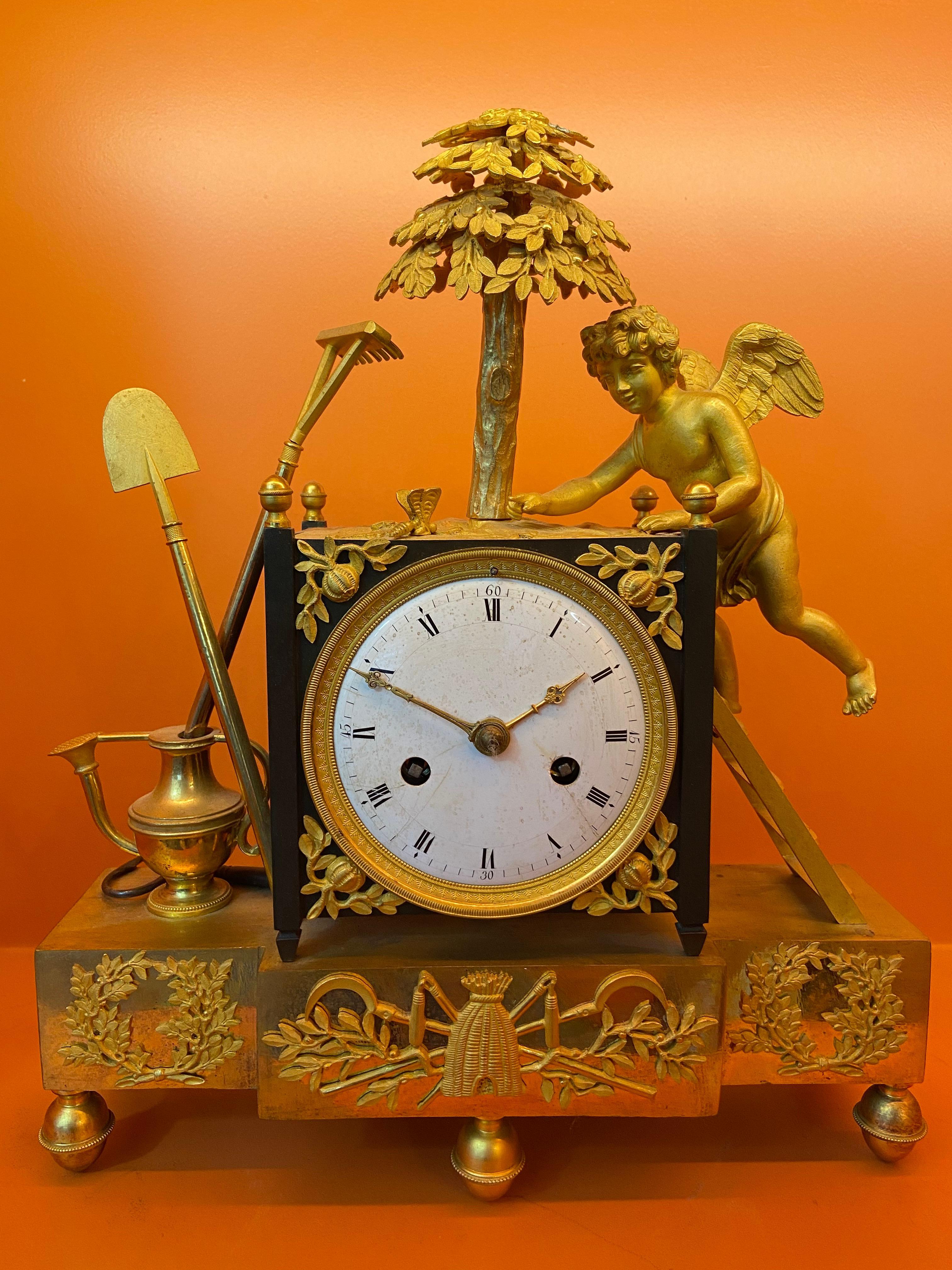 XIXe siècle Horloge de table en bronze doré « The Gardener Angel » (L'ange jardinier) - Œuvre française, vers 1805 en vente