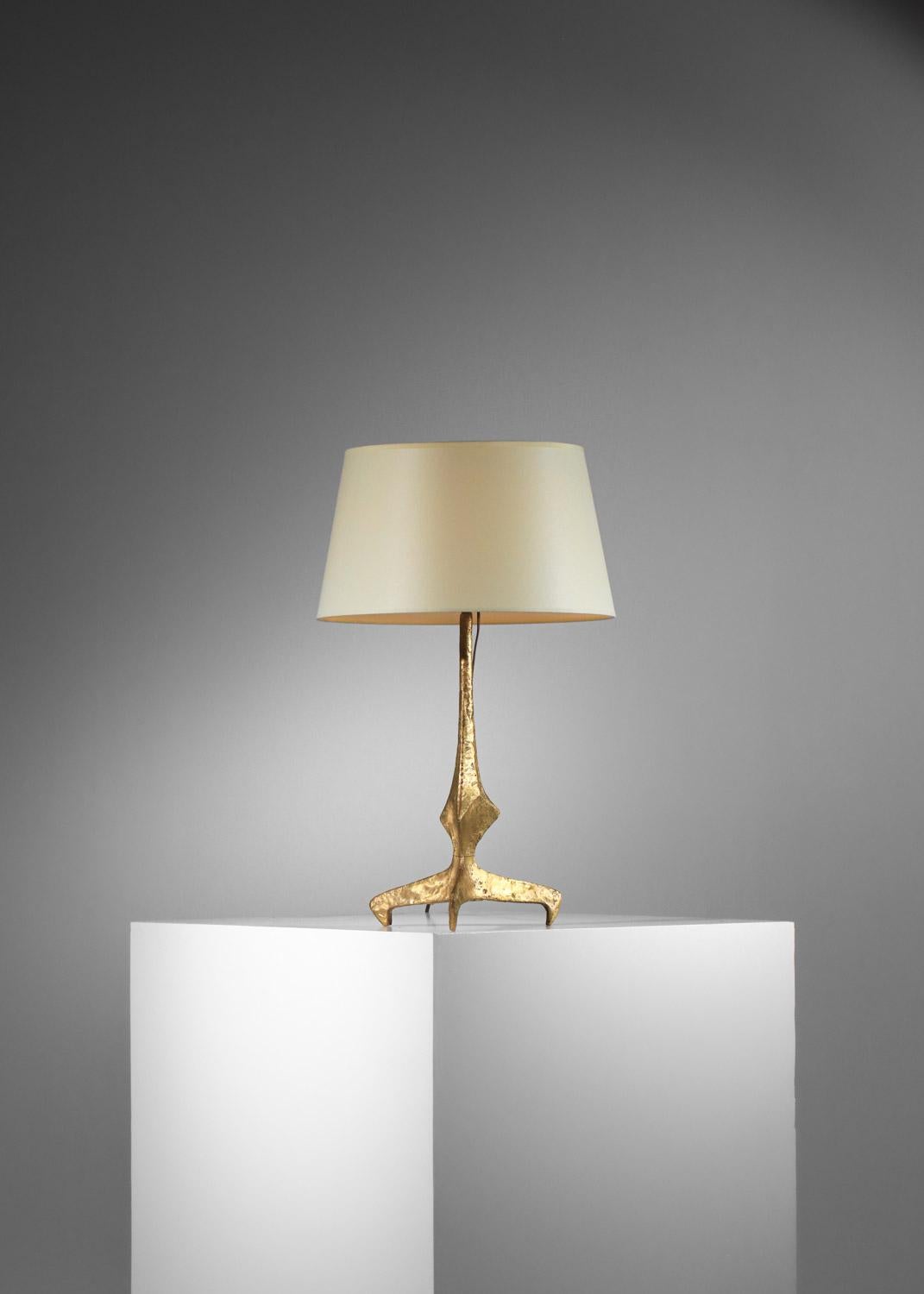 Gilt bronze table lamp in the Felix Agostini style, tripod-shaped  For Sale 2