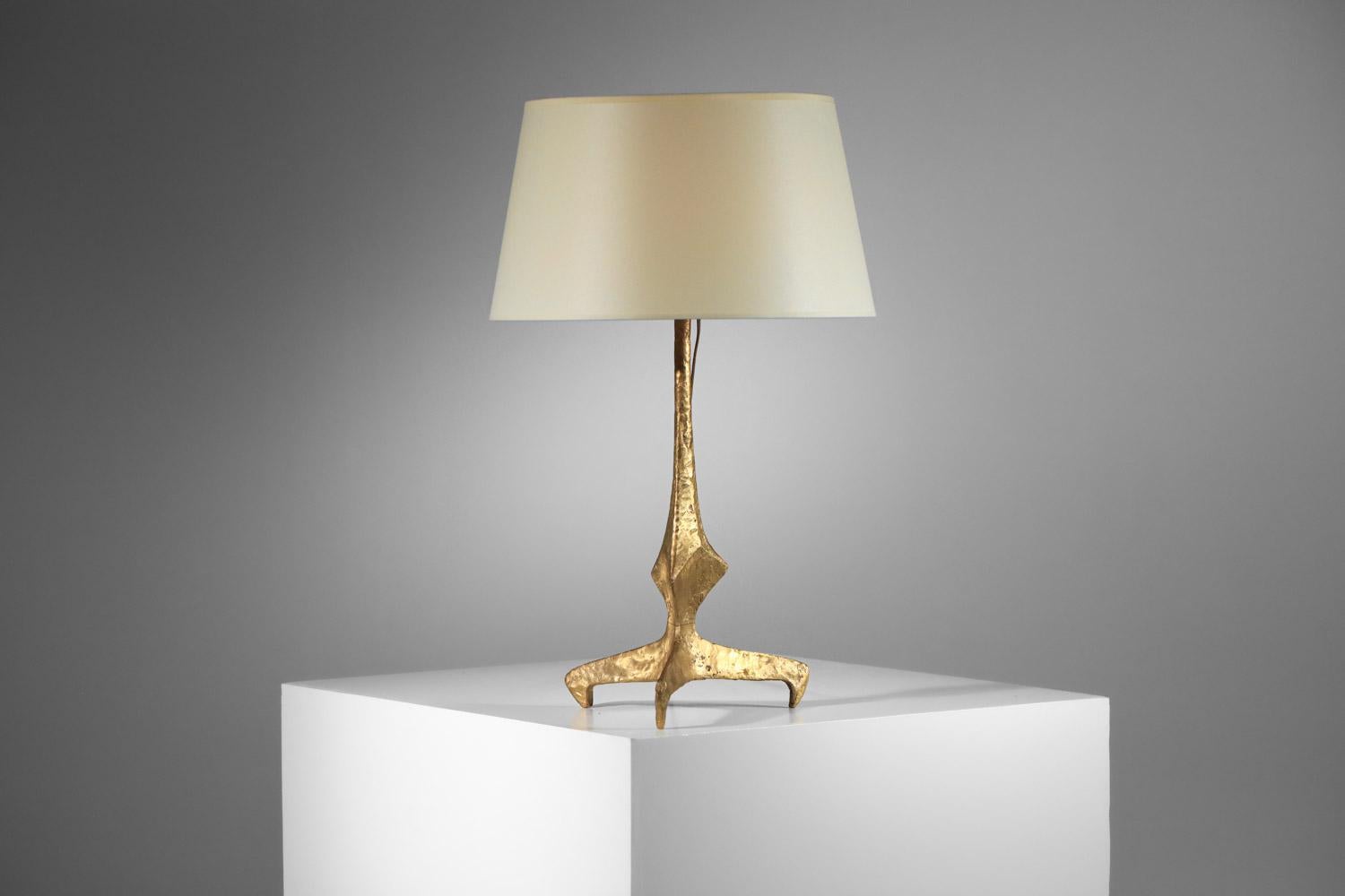 Gilt bronze table lamp in the Felix Agostini style, tripod-shaped  For Sale 4