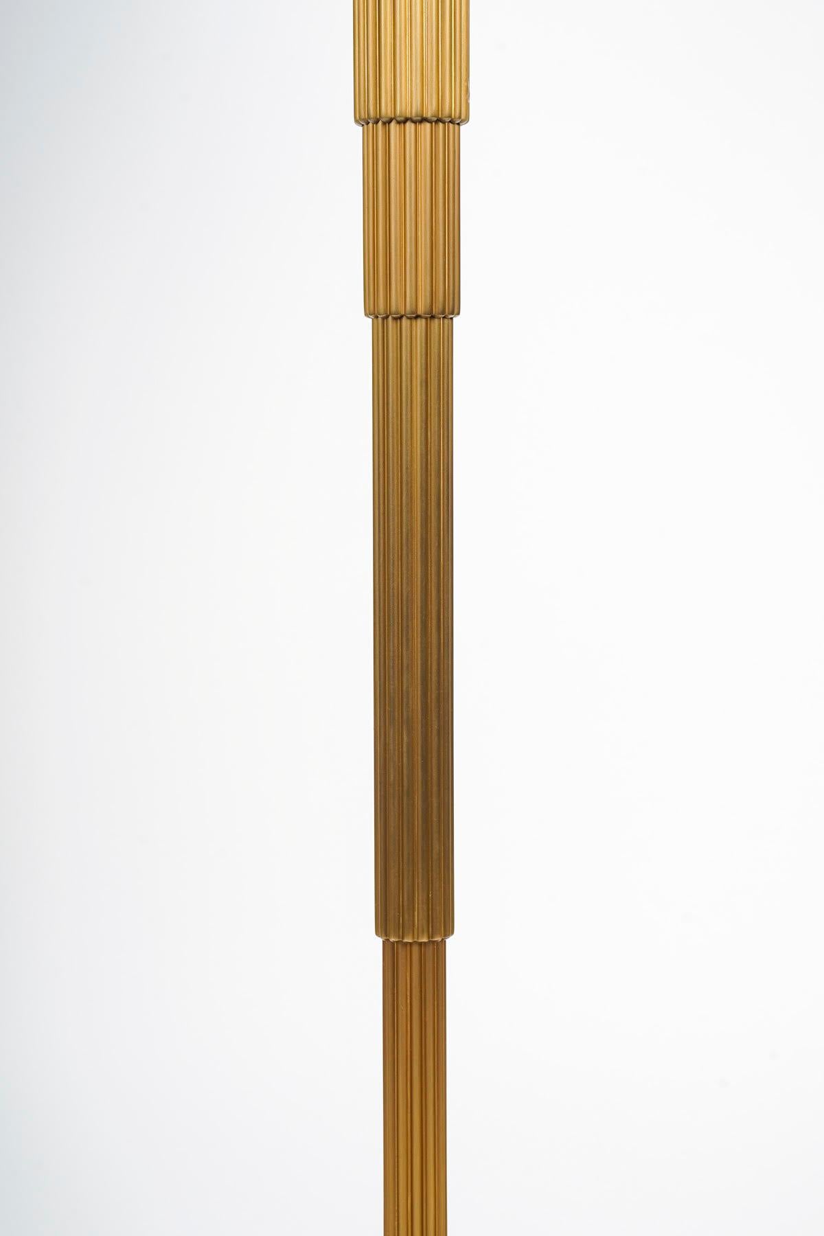 Tischlampen aus vergoldeter Bronze mit geriffeltem Querschnitt und quadratischem Sockel im Stil des Art déco.

Vergoldete Bronzetischlampe des 20. Jahrhunderts mit kanneliertem Querschnitt und quadratischem Sockel im Stil des Art déco, um 1980-1990