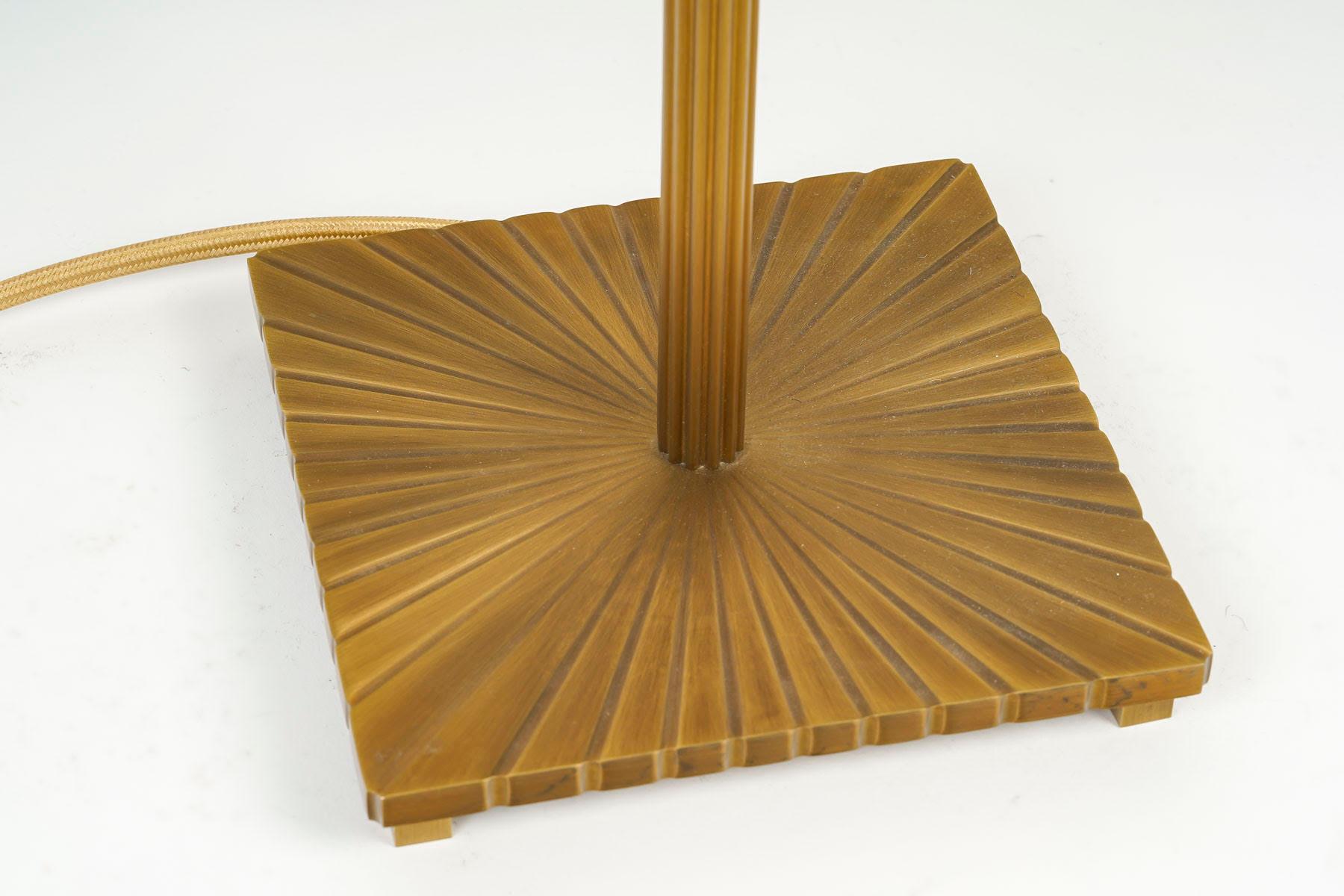 Vergoldete Bronze-Tischlampen mit geriffelter Sektion und quadratischem Sockel im Art-déco-Stil. (Europäisch) im Angebot