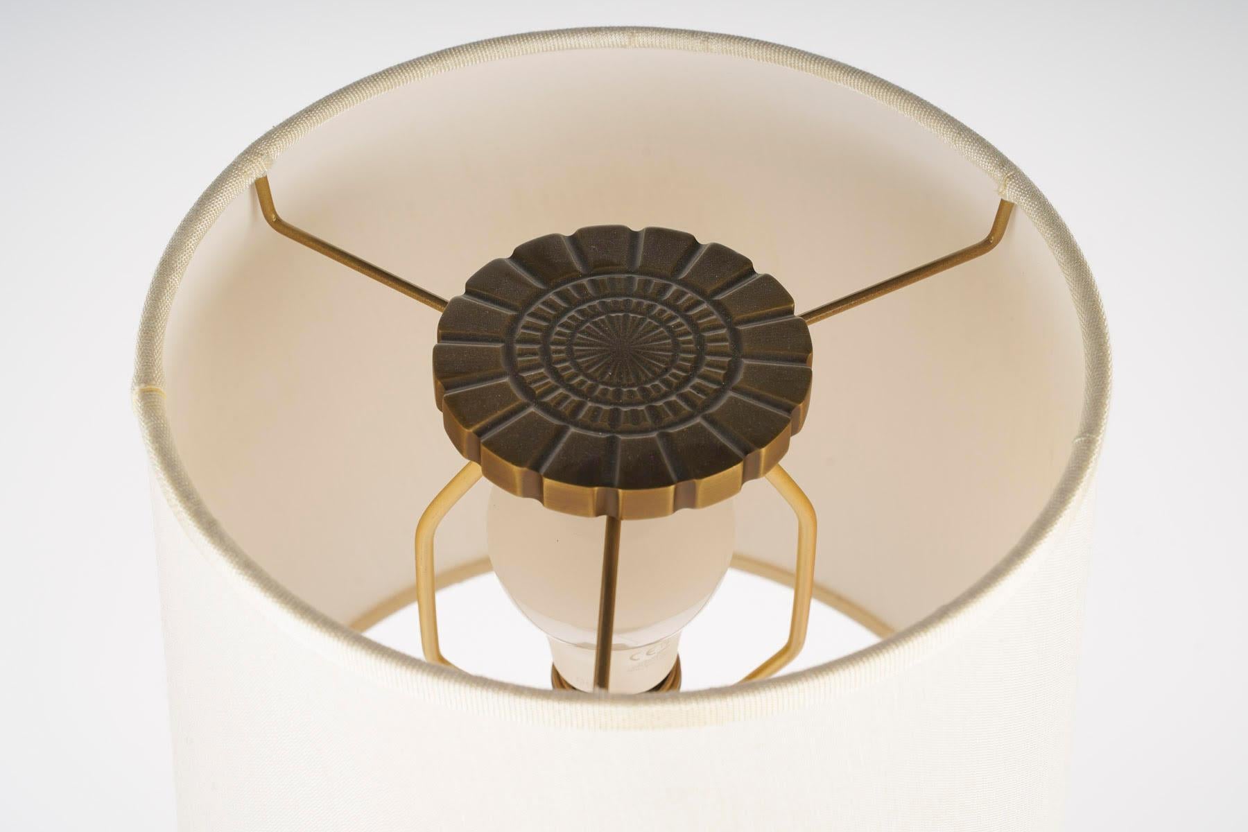 Vergoldete Bronze-Tischlampen mit geriffelter Sektion und quadratischem Sockel im Art-déco-Stil. (20. Jahrhundert) im Angebot