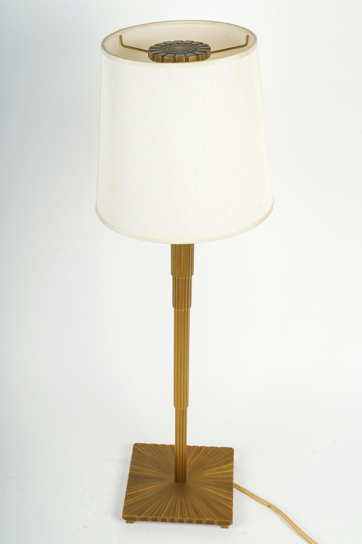 Vergoldete Bronze-Tischlampen mit geriffelter Sektion und quadratischem Sockel im Art-déco-Stil. im Angebot 1