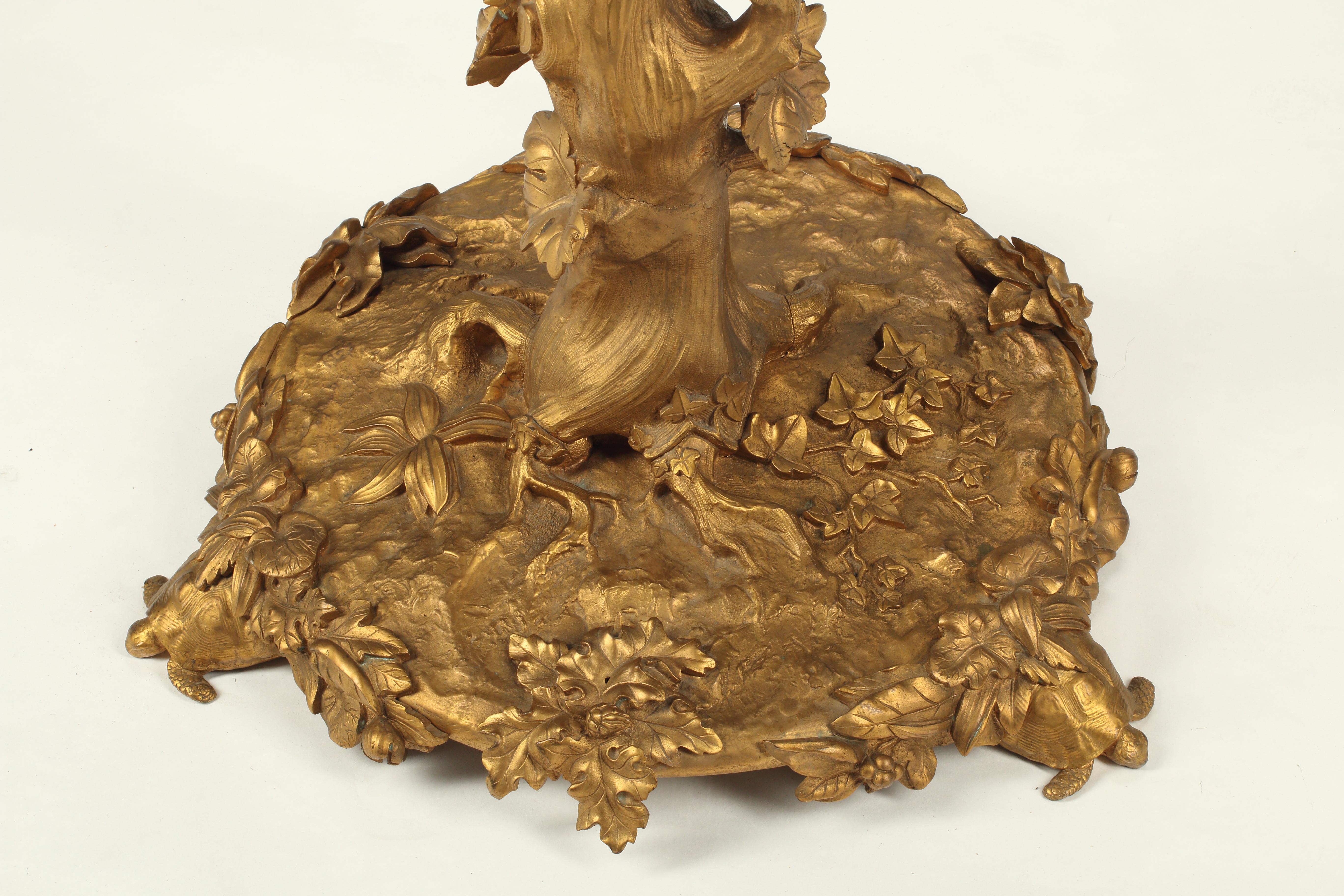 Ce superbe guéridon en bronze doré, doté d'un plateau en porcelaine raffiné peint à la main, est un exemple exquis des arts décoratifs du XIXe siècle. L'élément central du plateau de table en porcelaine présente des portraits détaillés de femmes