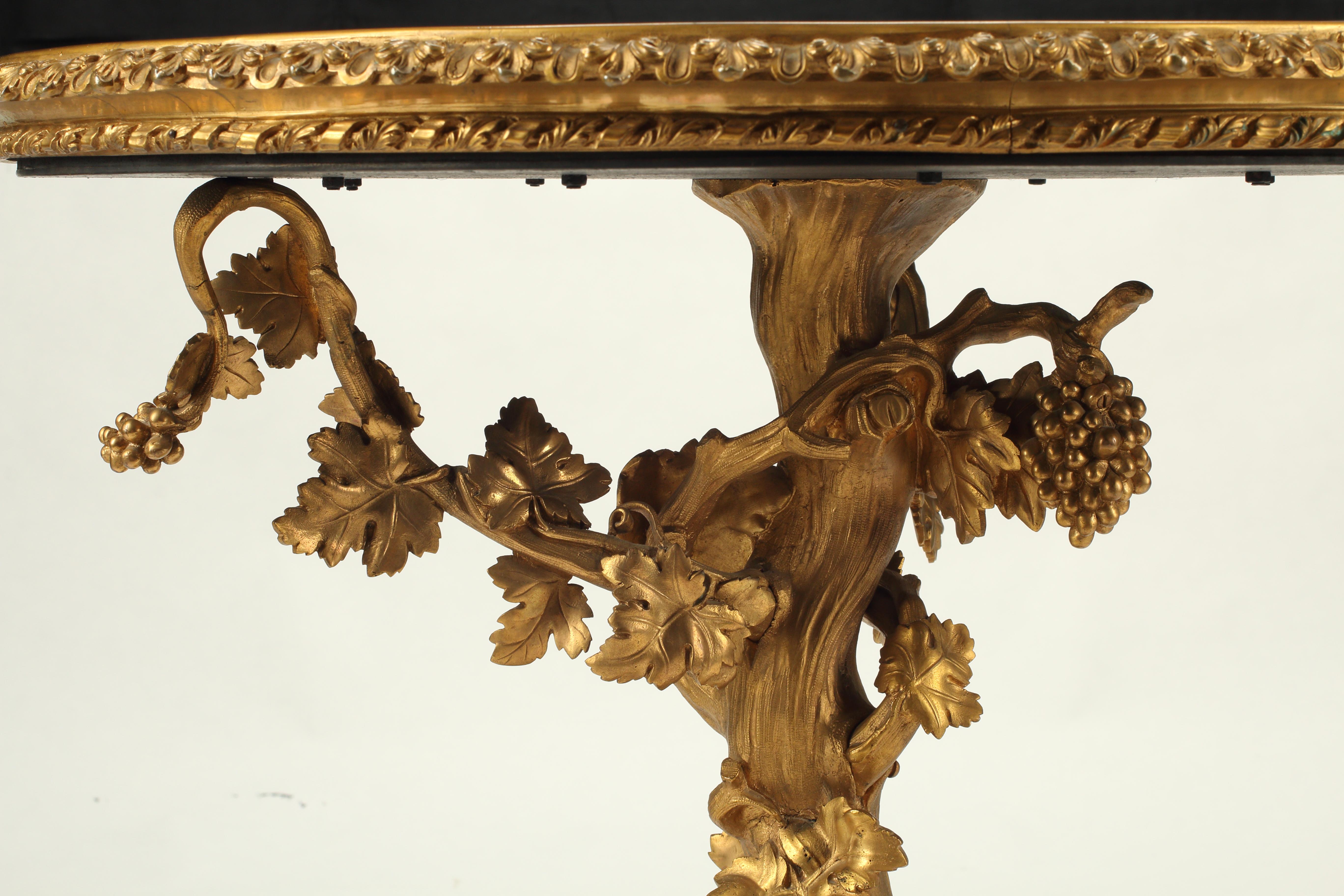 Européen Table en bronze doré avec plateau en porcelaine peint à la main, 19e siècle continental en vente