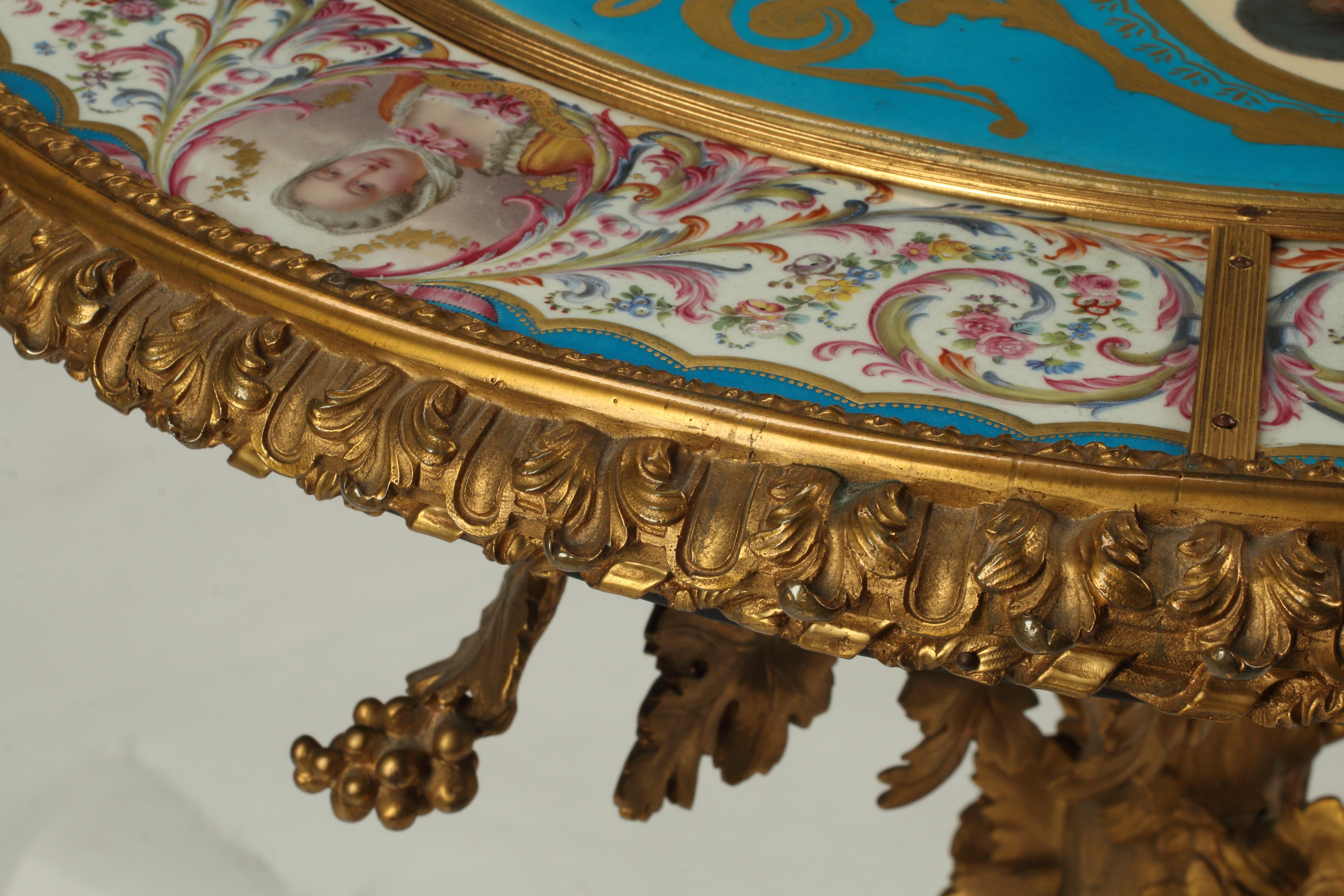 Peint à la main Table en bronze doré avec plateau en porcelaine peint à la main, 19e siècle continental en vente