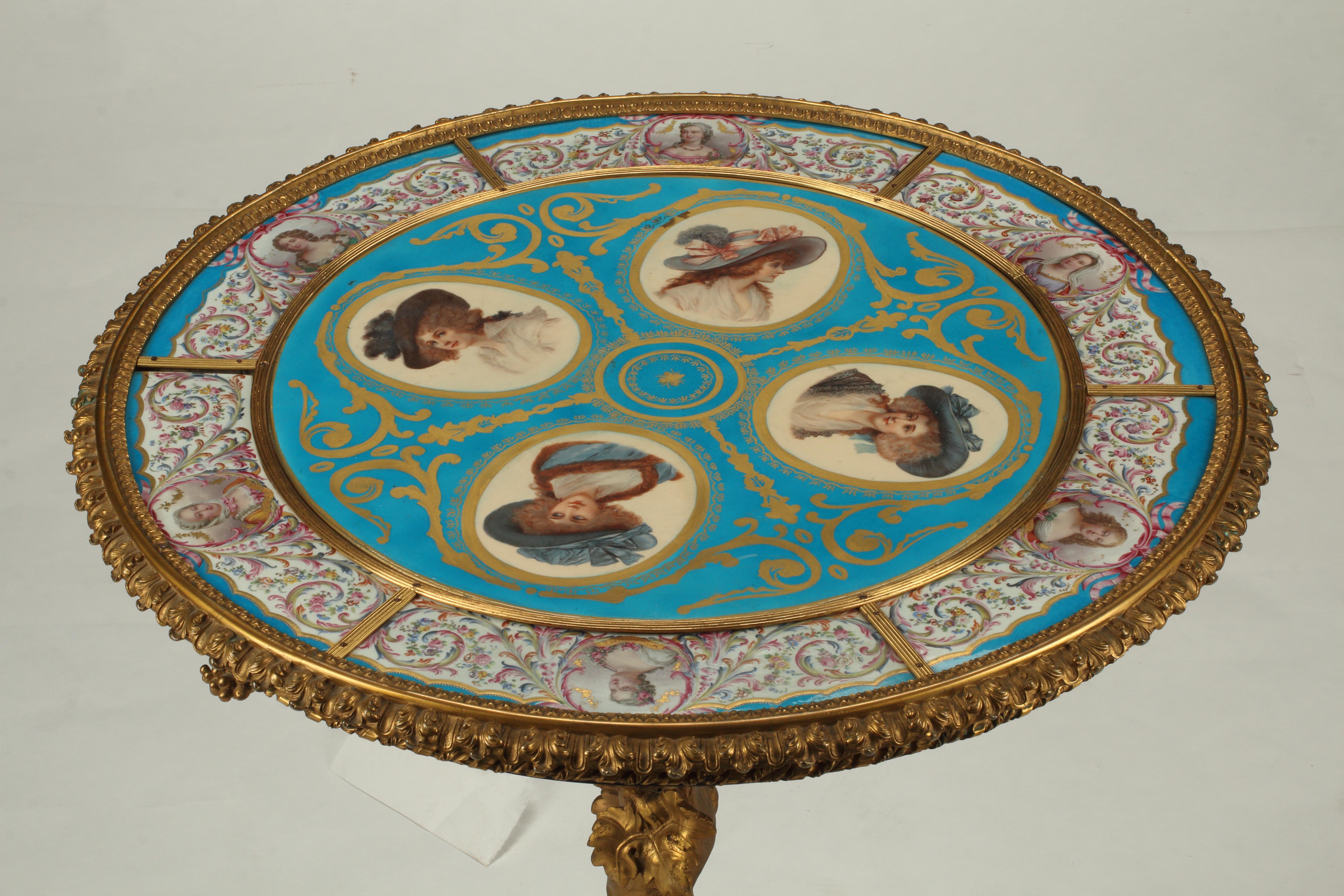 Bronze Table en bronze doré avec plateau en porcelaine peint à la main, 19e siècle continental en vente