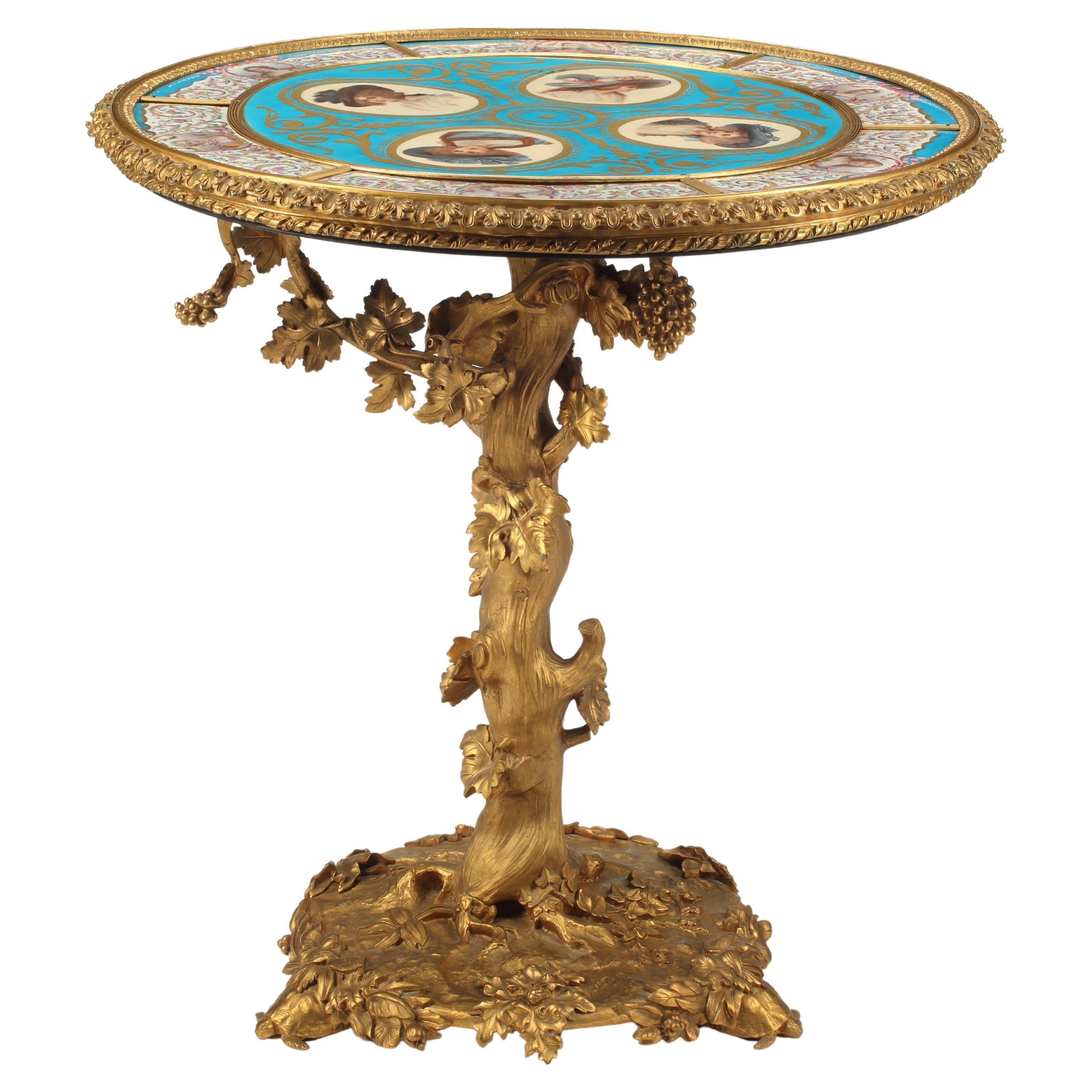 Table en bronze doré avec plateau en porcelaine peint à la main, 19e siècle continental en vente
