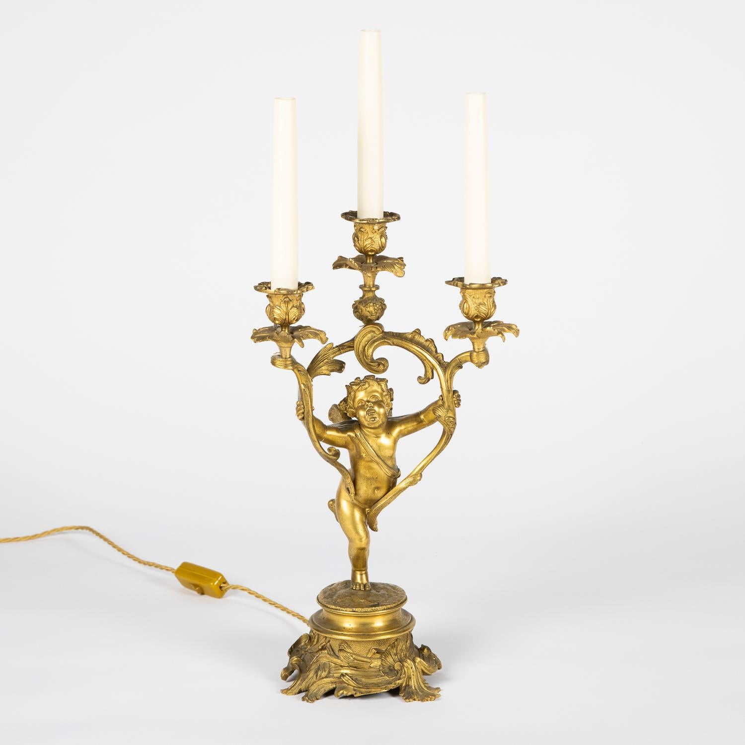Français Lampes de table à trois bras en bronze doré en vente