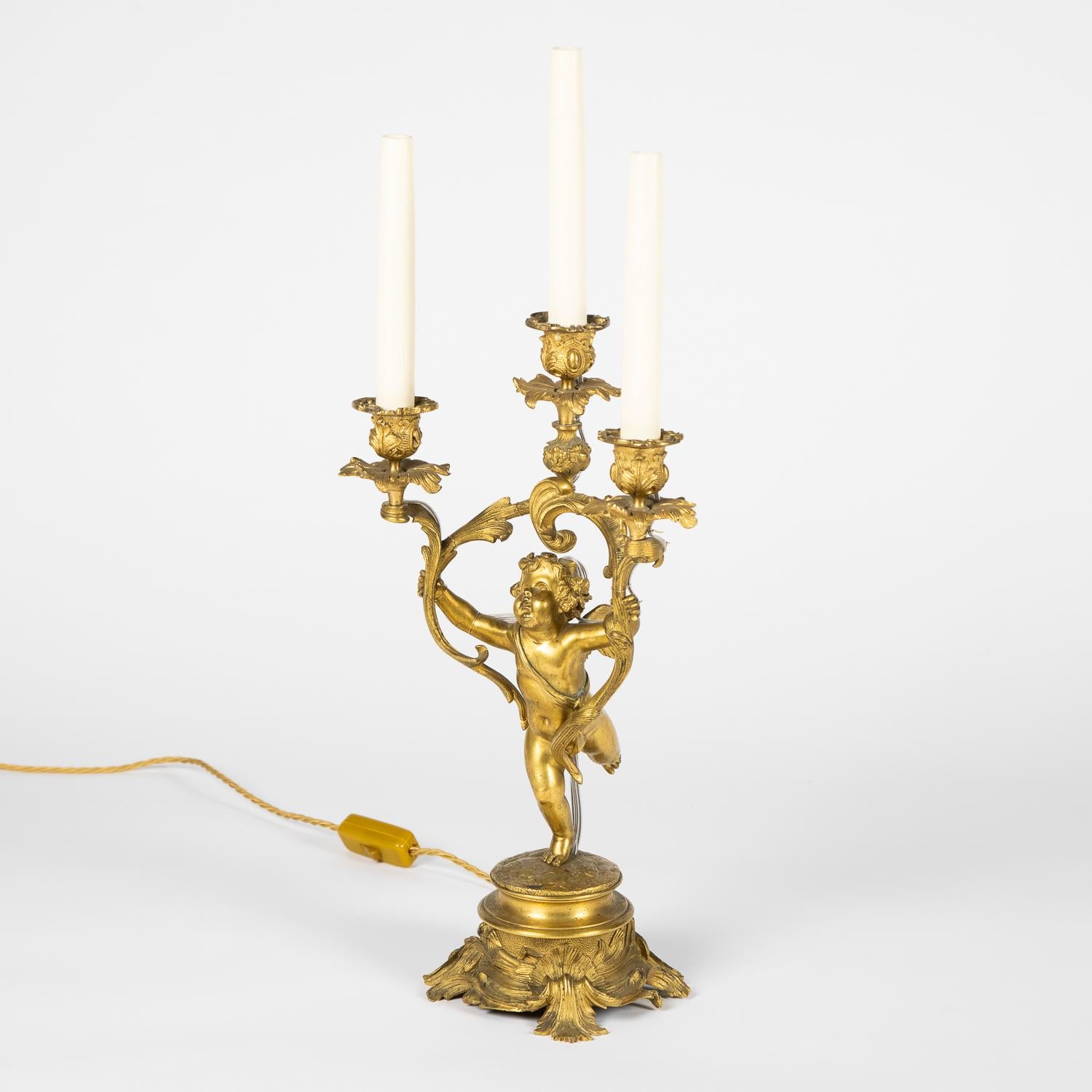Doré Lampes de table à trois bras en bronze doré en vente