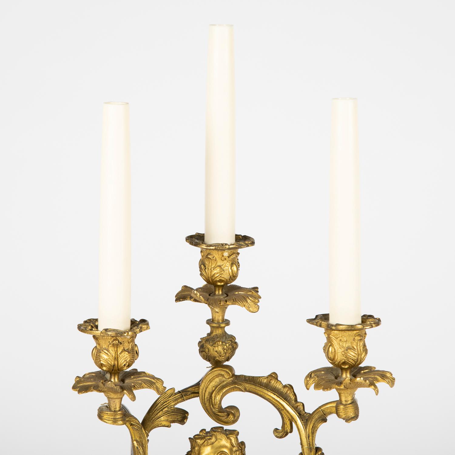 XIXe siècle Lampes de table à trois bras en bronze doré en vente