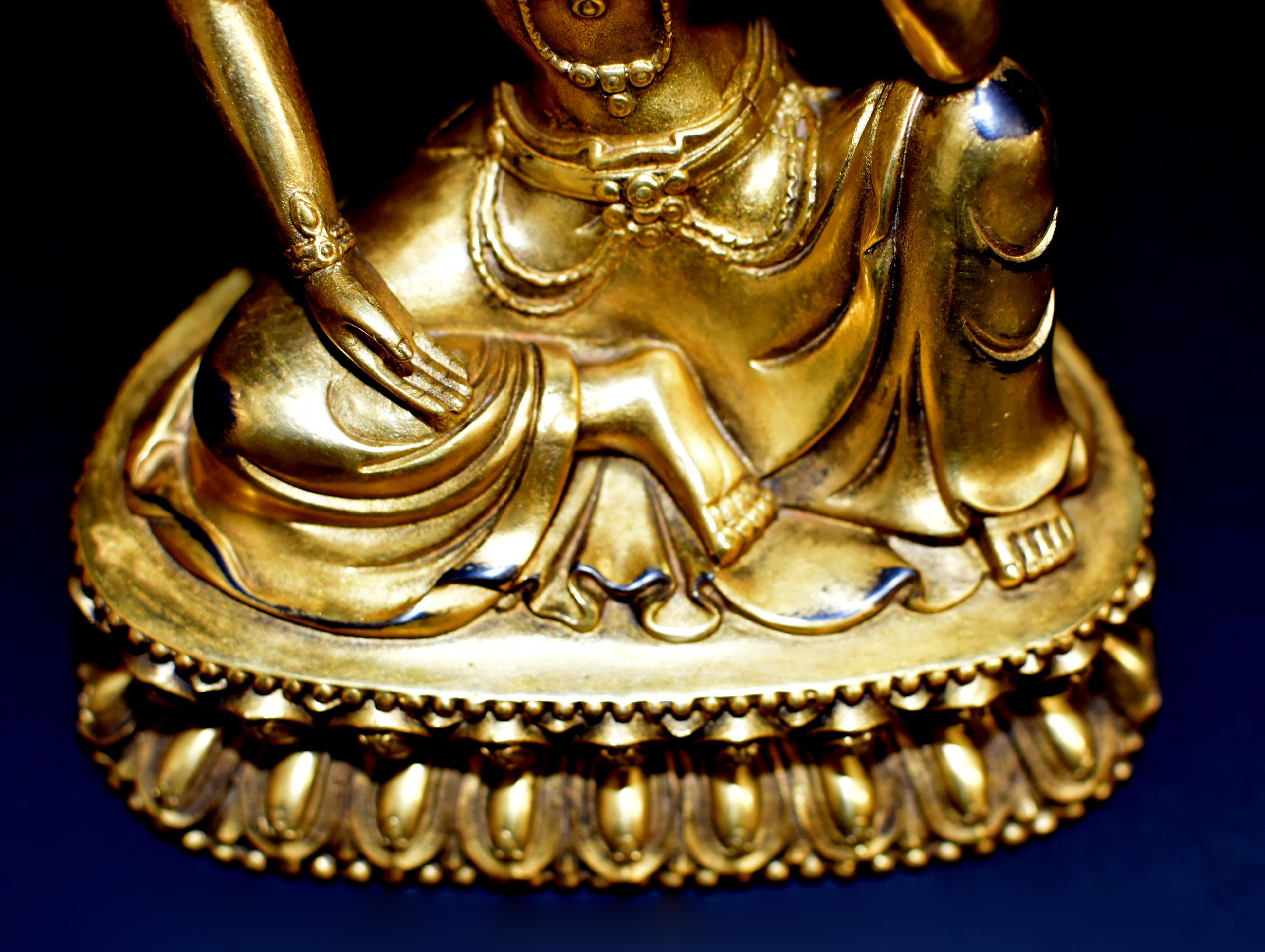Gilt Bronze Tibetan Water Moon Guan Yin Avalokiteshvara Statue For Sale 3