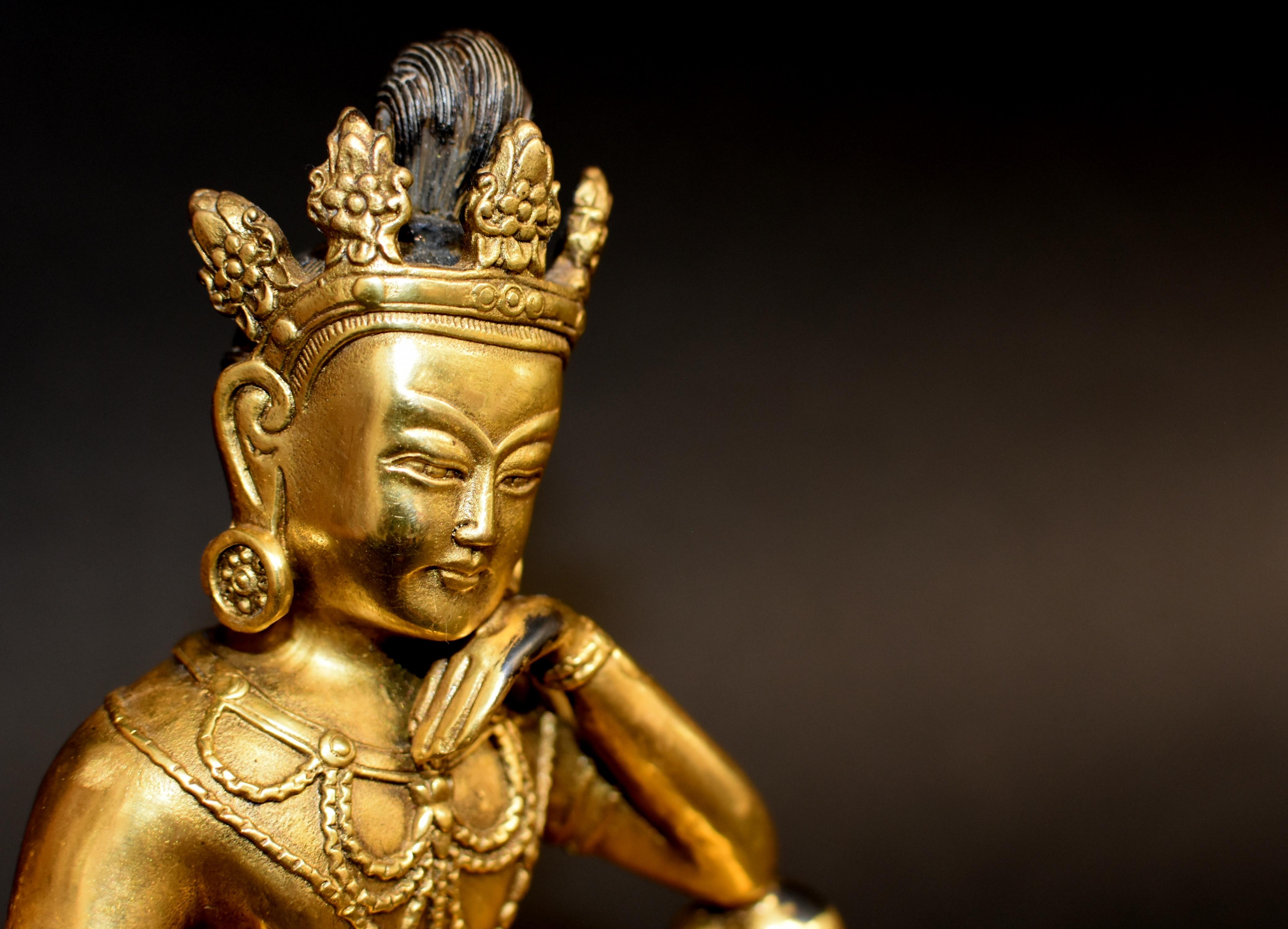 Vergoldete Bronze Tibetische Wasser Mond Guan Yin Avalokiteshvara Statue aus Bronze (Chinesisch) im Angebot