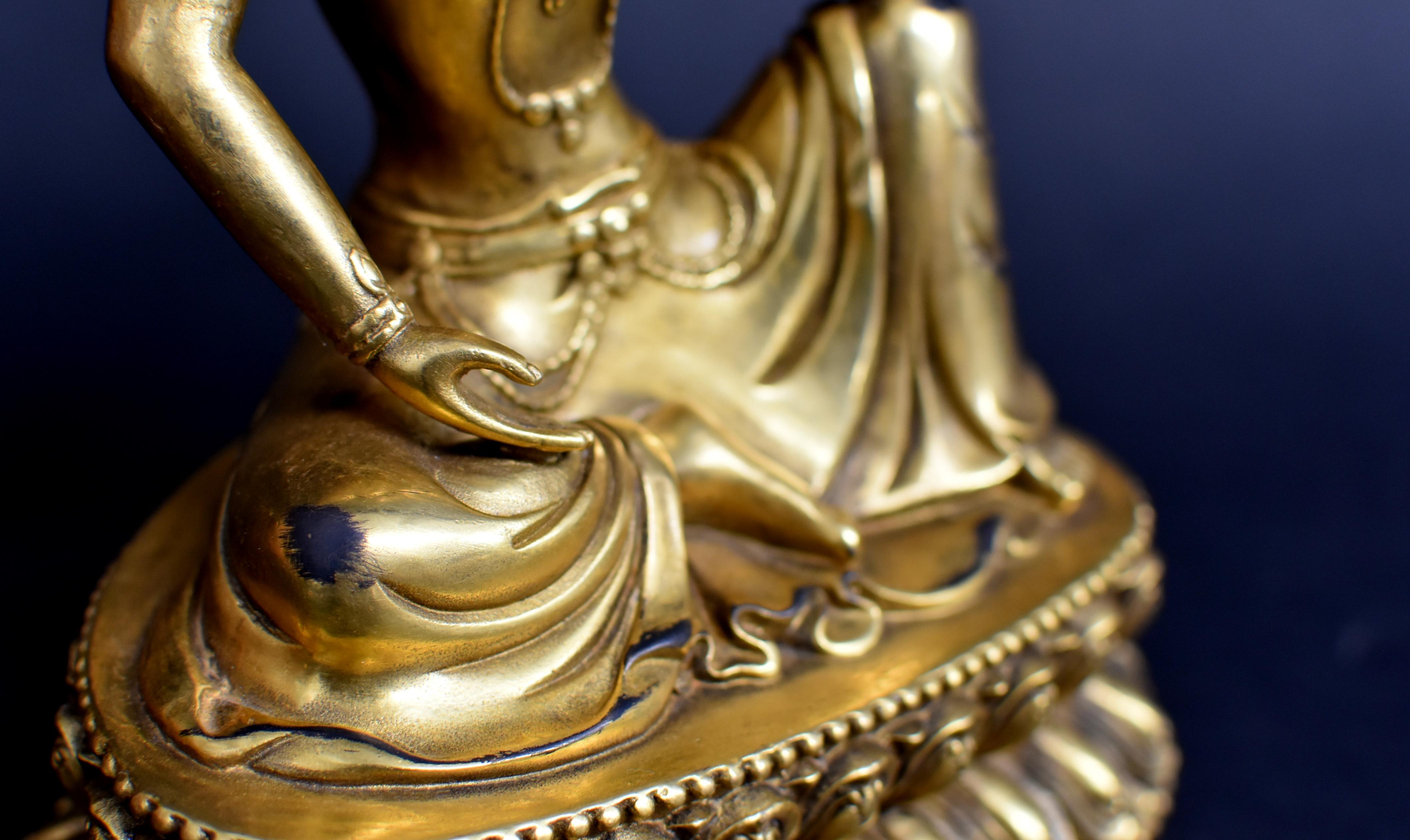 Vergoldete Bronze Tibetische Wasser Mond Guan Yin Avalokiteshvara Statue aus Bronze (Gegossen) im Angebot