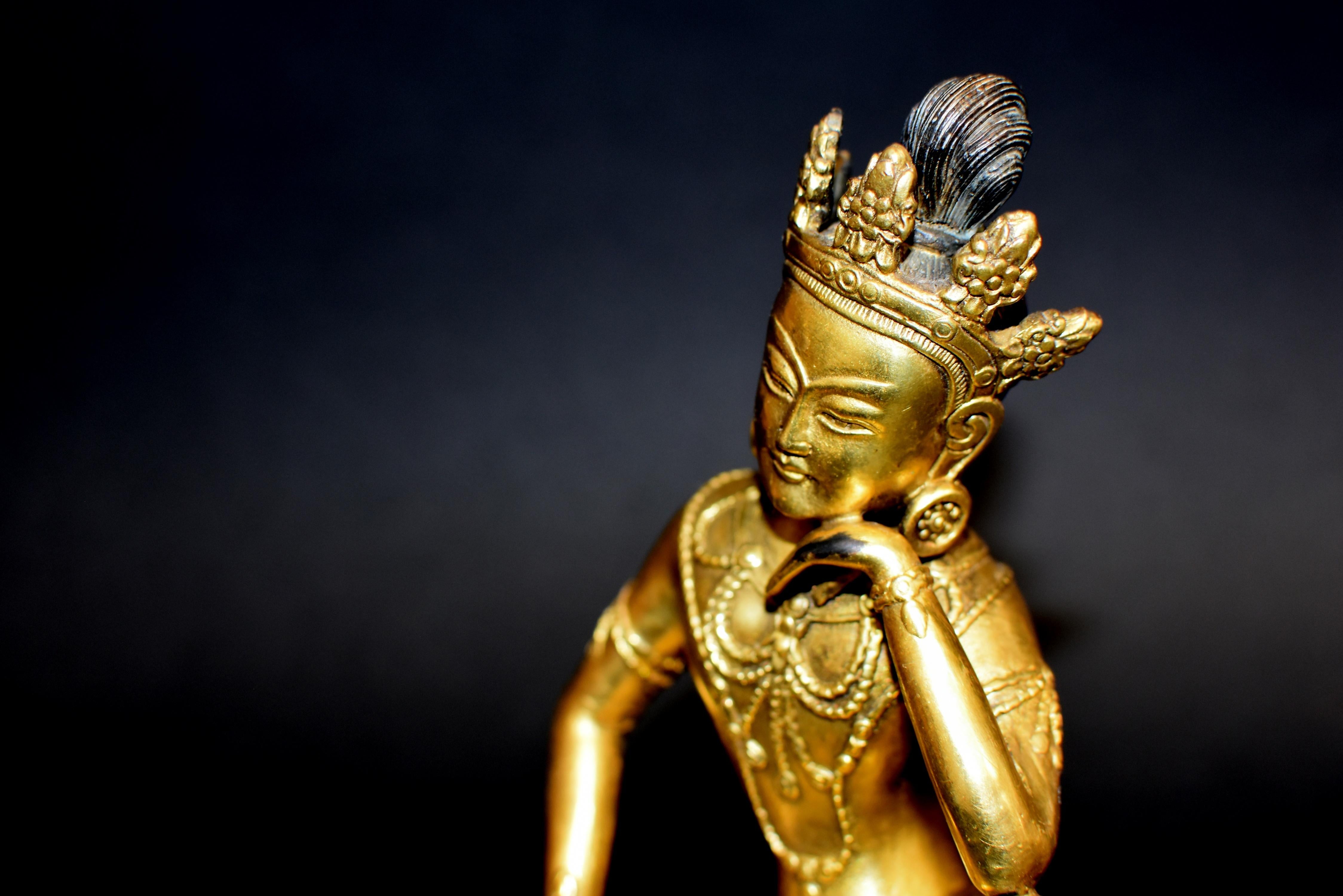 Vergoldete Bronze Tibetische Wasser Mond Guan Yin Avalokiteshvara Statue aus Bronze im Zustand „Gut“ im Angebot in Somis, CA