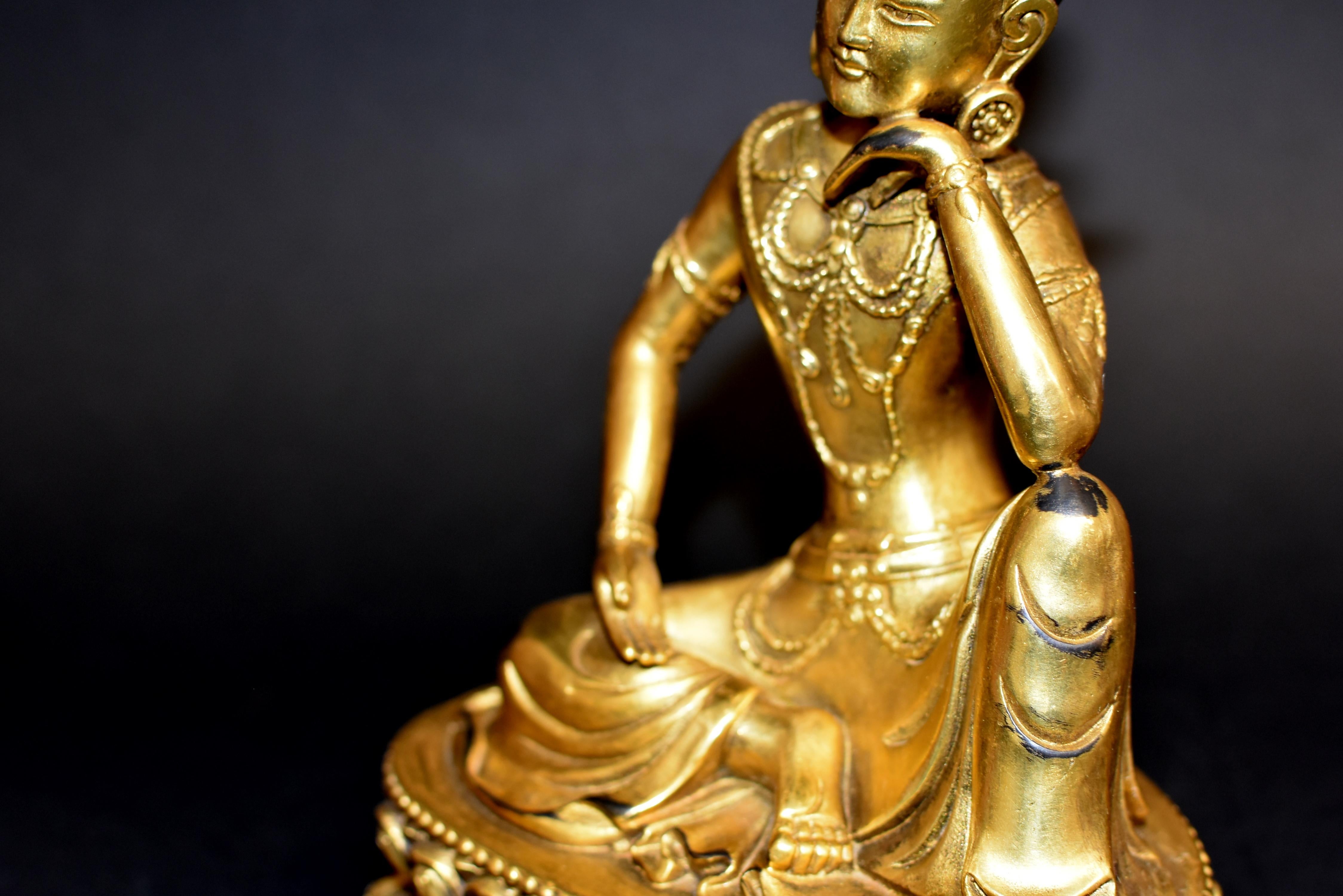 Vergoldete Bronze Tibetische Wasser Mond Guan Yin Avalokiteshvara Statue aus Bronze (20. Jahrhundert) im Angebot