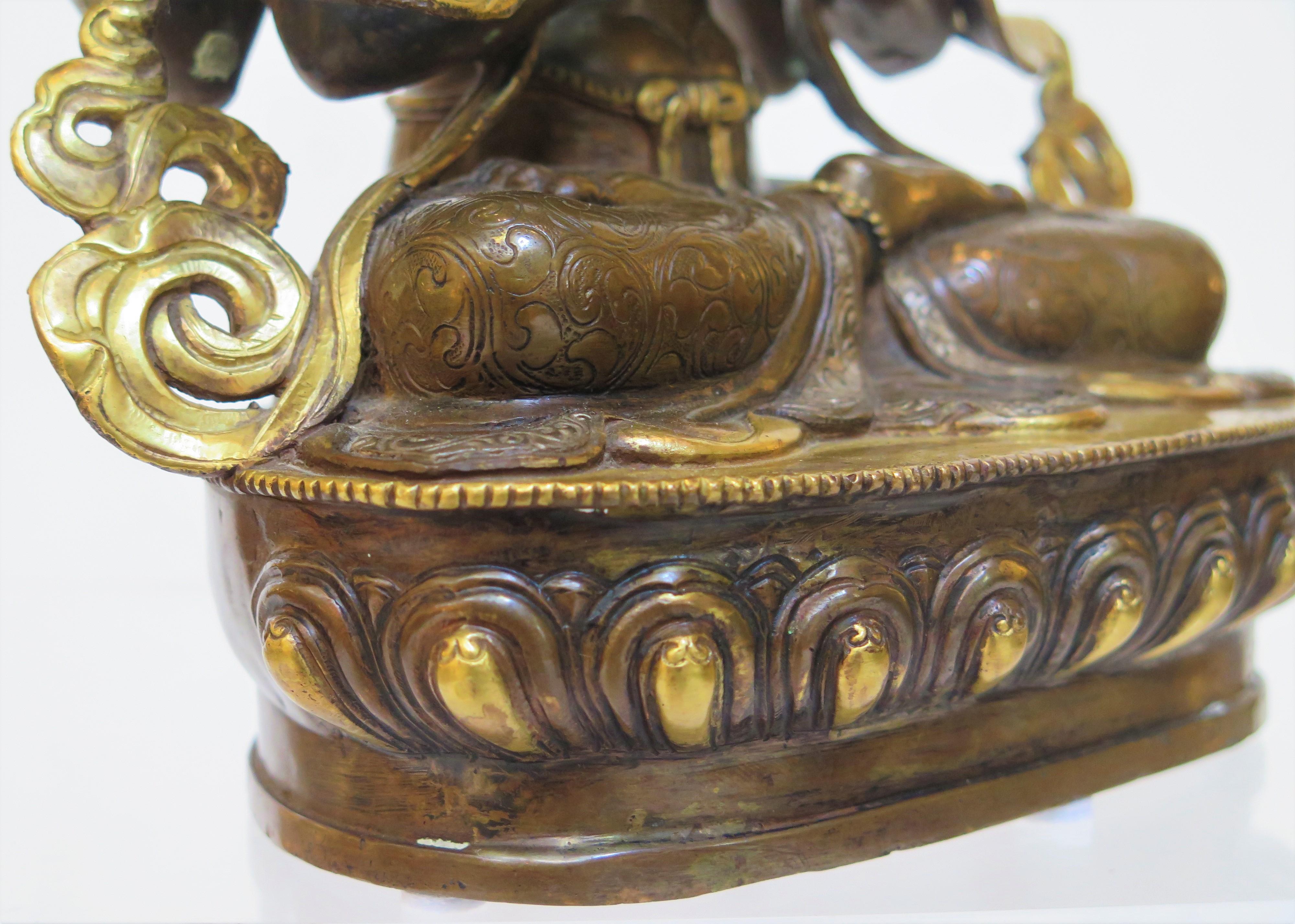 Deidad budista tibetana Chenrezig 'Avalokiteshvara de cuatro brazos' de bronce dorado 4