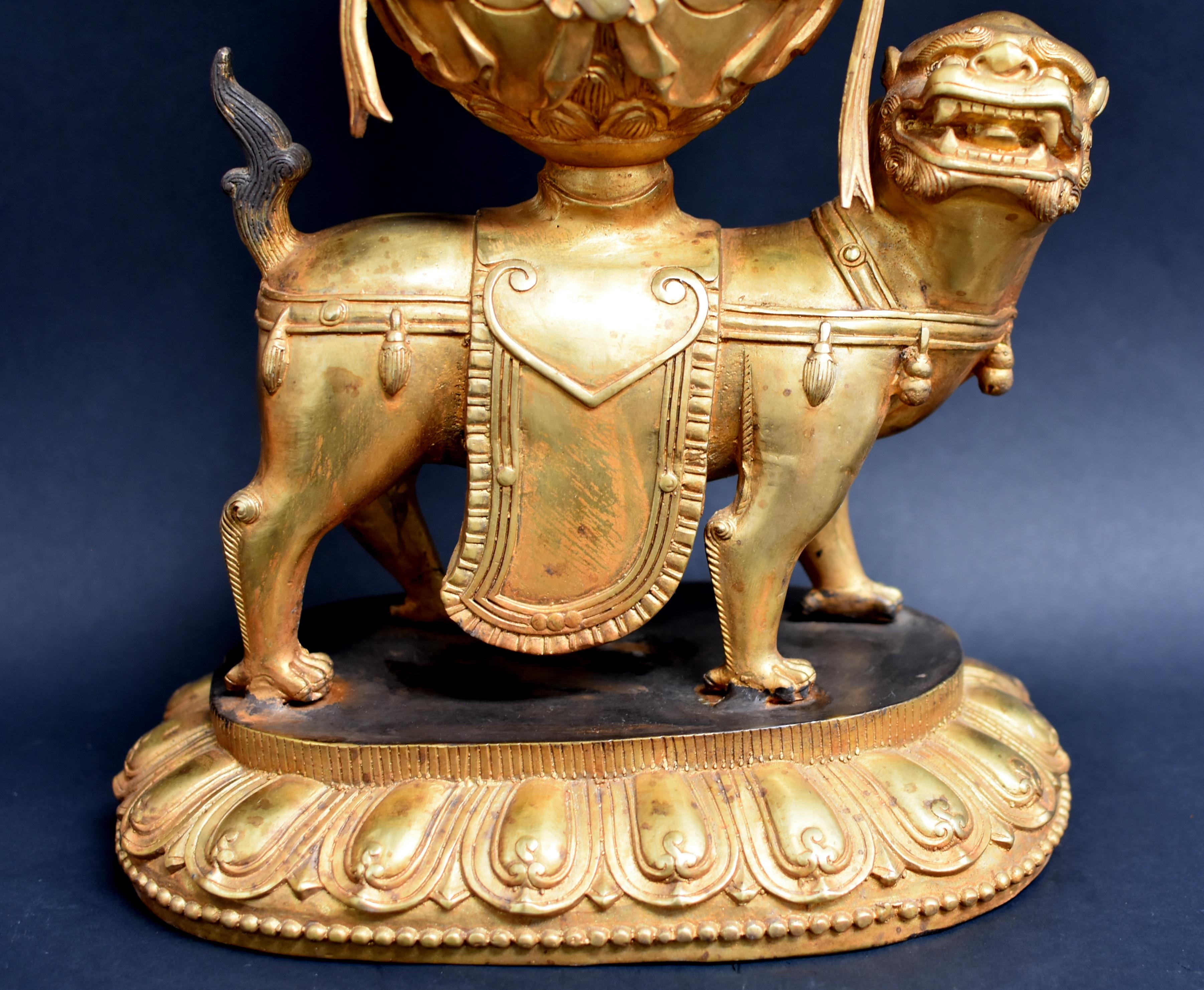 Tibetische vergoldete Bronze Tibetische weiße Tara auf hohem Sockel, 10 lb (19. Jahrhundert) im Angebot
