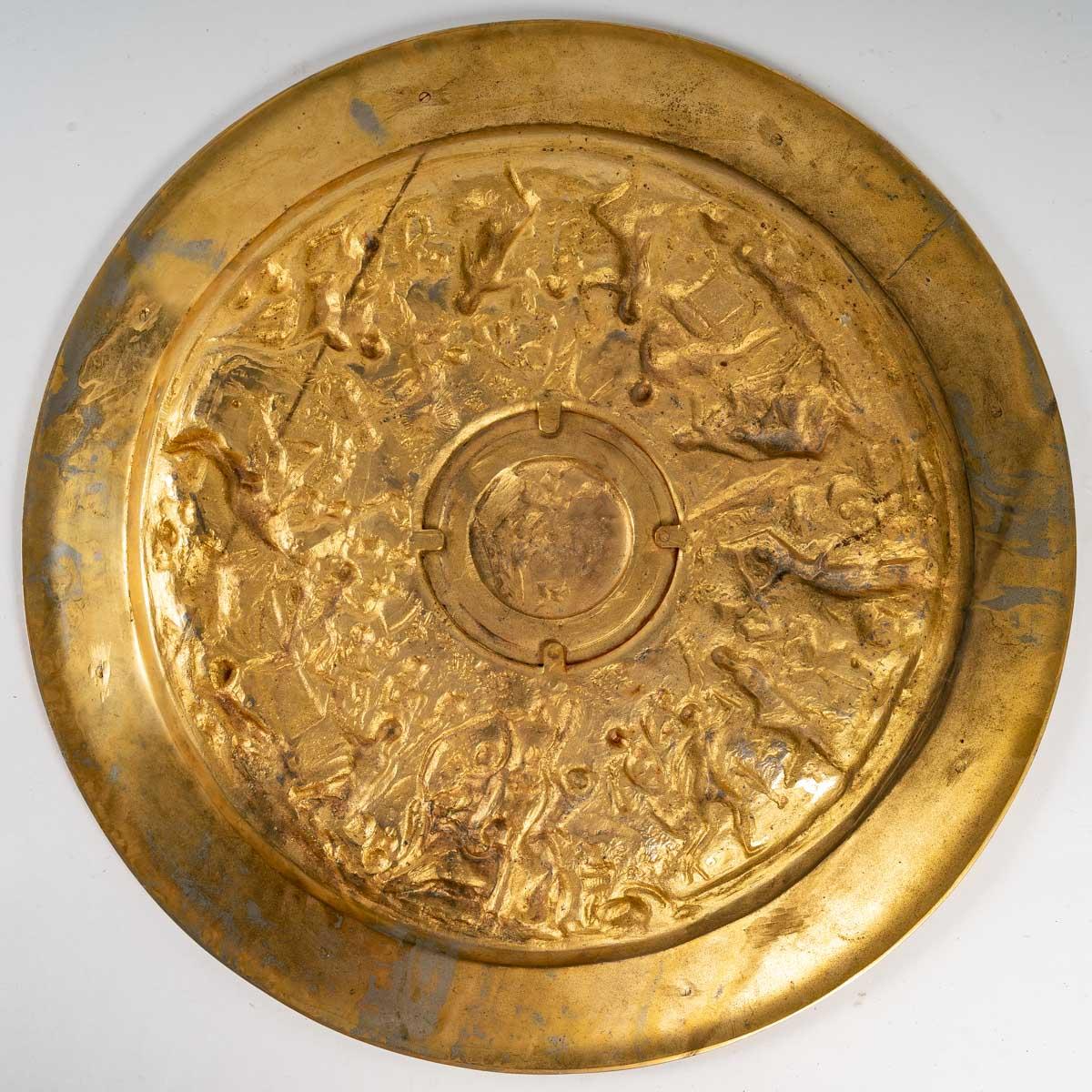 Gilt bronze tray, 19th century
Large gilt bronze tray with bas-relief decoration, 19th century.
H: 3 cm, d: 47 cm.