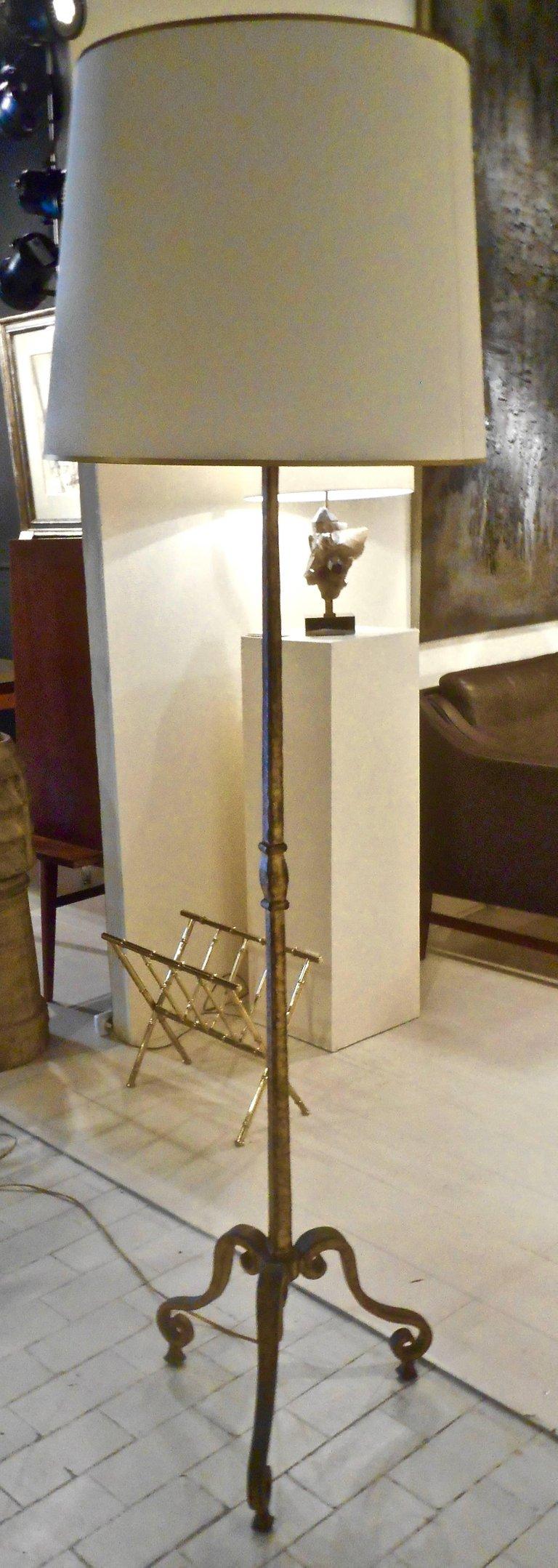 Lampadaire tripode en bronze doré de la Maison Ramsay, vers 1940.
 Belle patine, deux lumières.