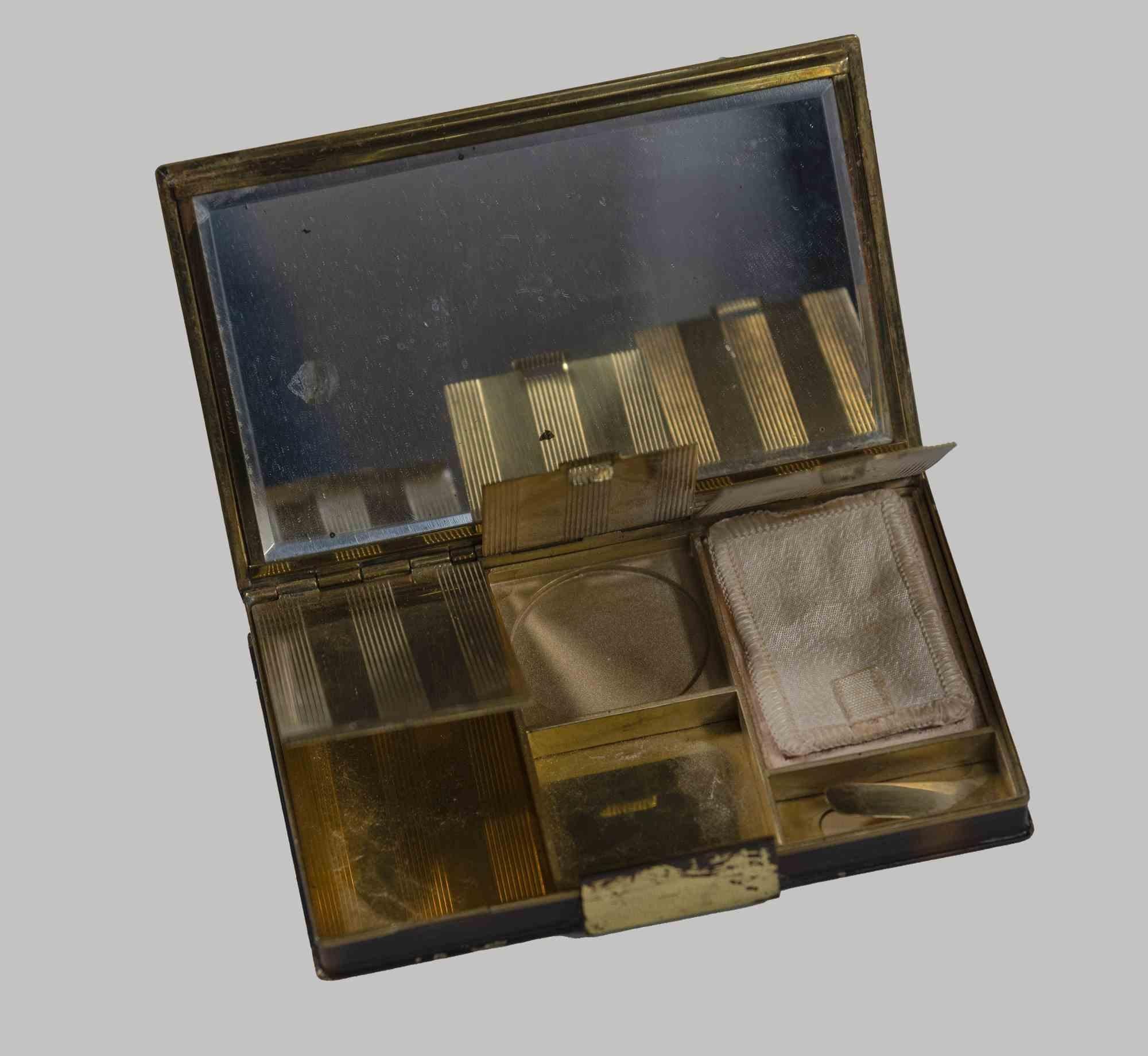 Gilt bronze trousse with tree branch decorations. France 1930.

Lid with tortoiseshell base. Inside three compartments for make-up.

Good conditions.

