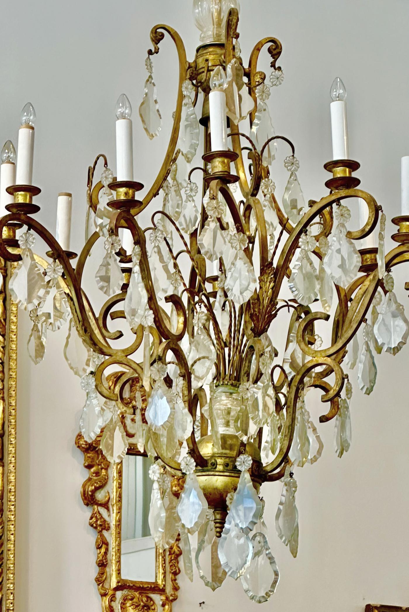 Francese Lampadario a dodici luci in bronzo dorato in vendita