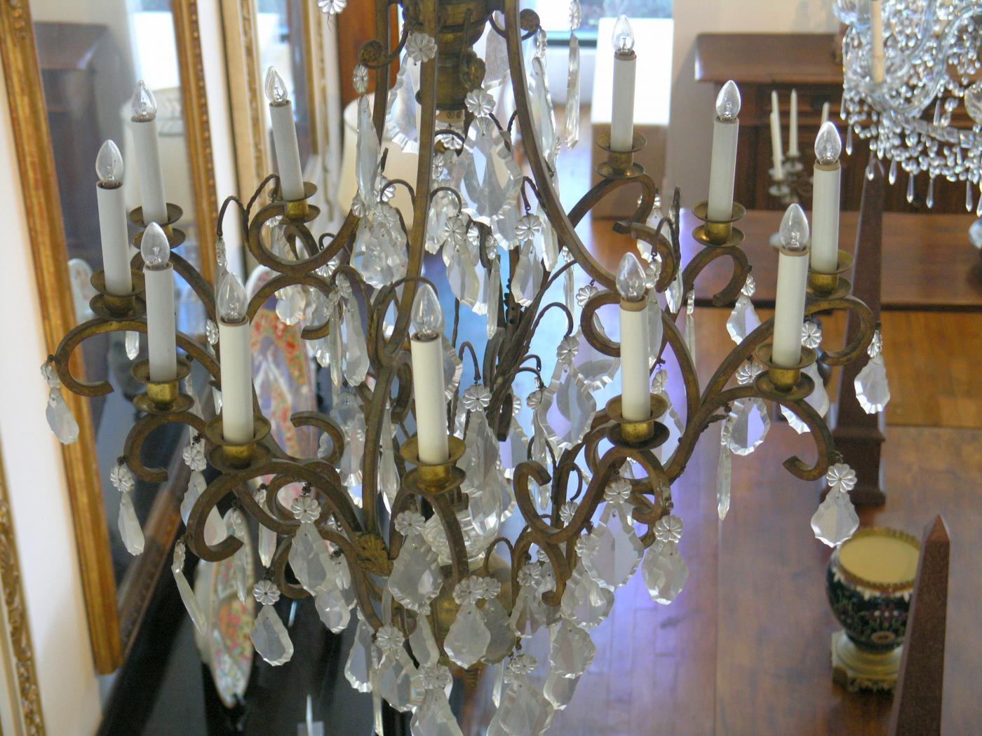 Lampadario a dodici luci in bronzo dorato In condizioni buone in vendita a Los Angeles, CA