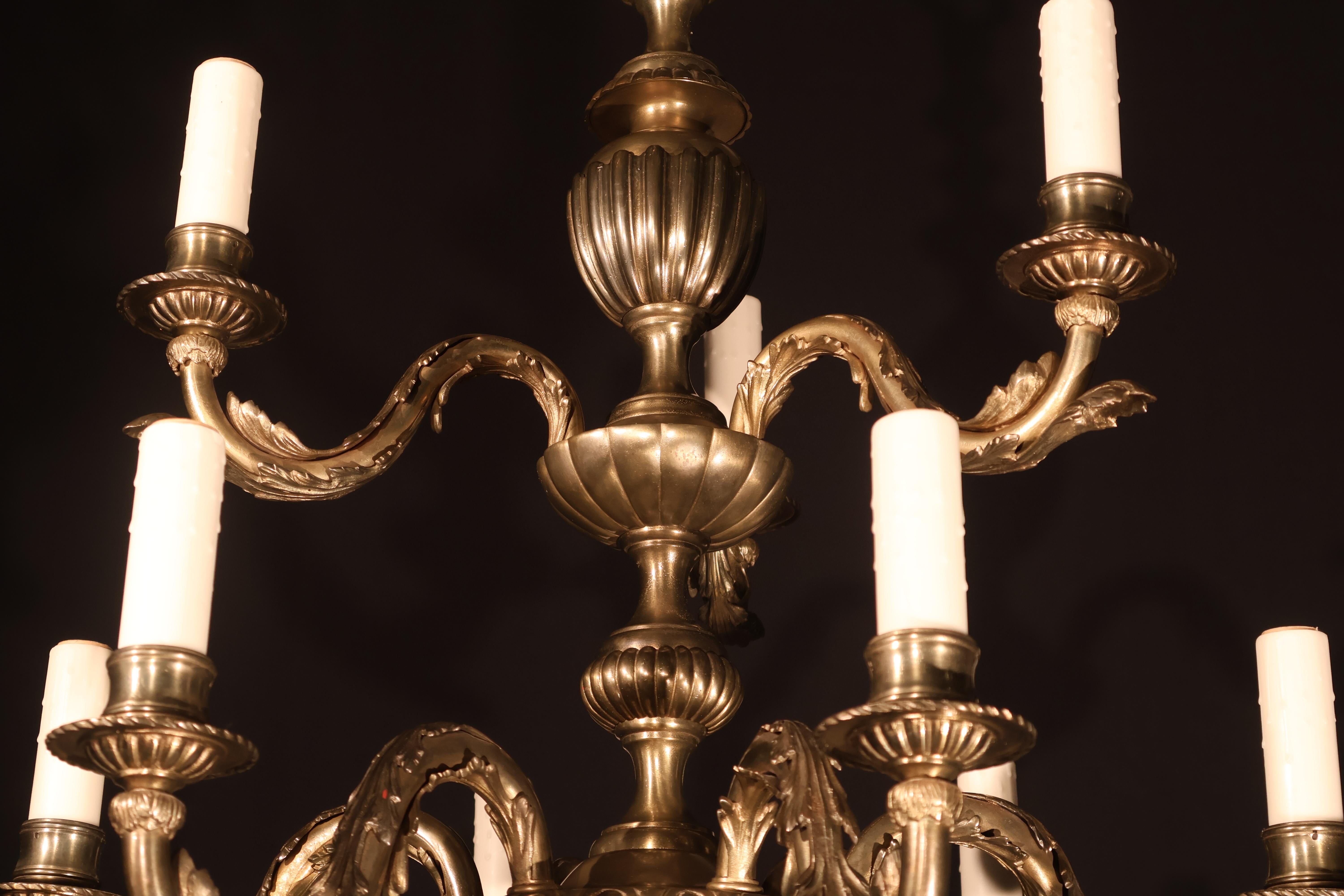 Lampadario a due piani in bronzo dorato in vendita 3