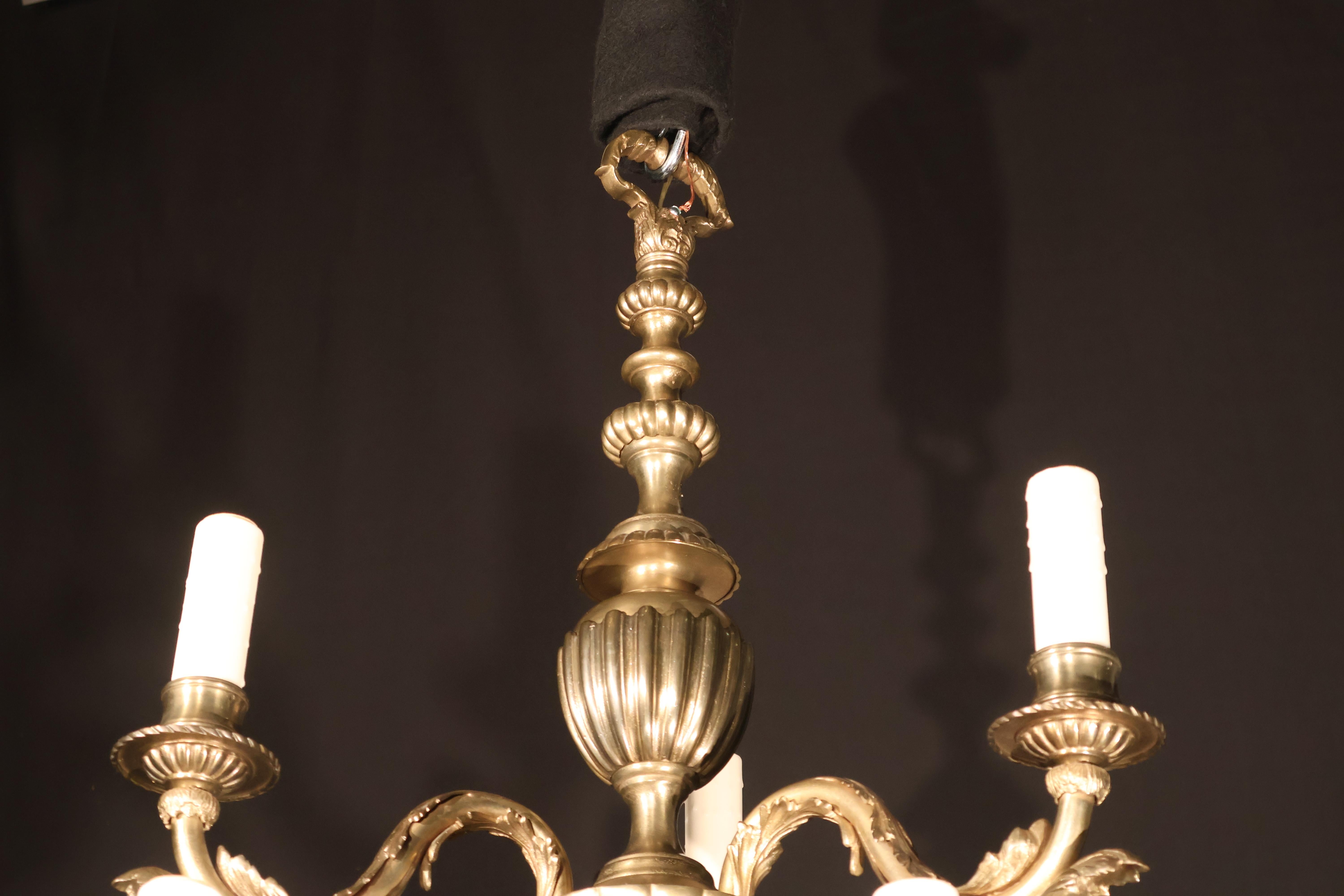 Lampadario a due piani in bronzo dorato in vendita 4