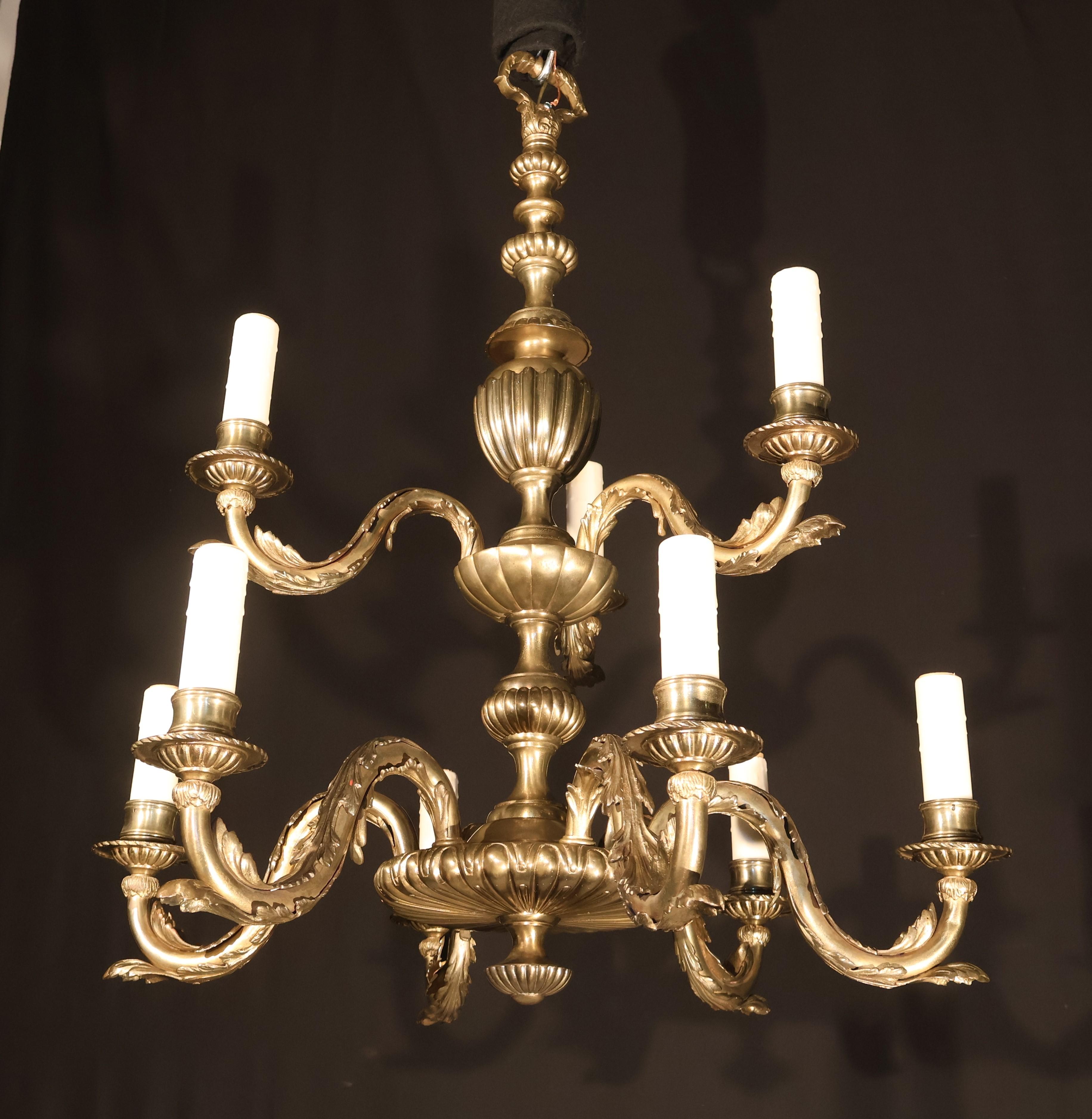 Lampadario a due piani in bronzo dorato. 9 luci (3 in alto e 6 in basso). 
Francia, circa 1900. 
Dimensioni: Altezza 33